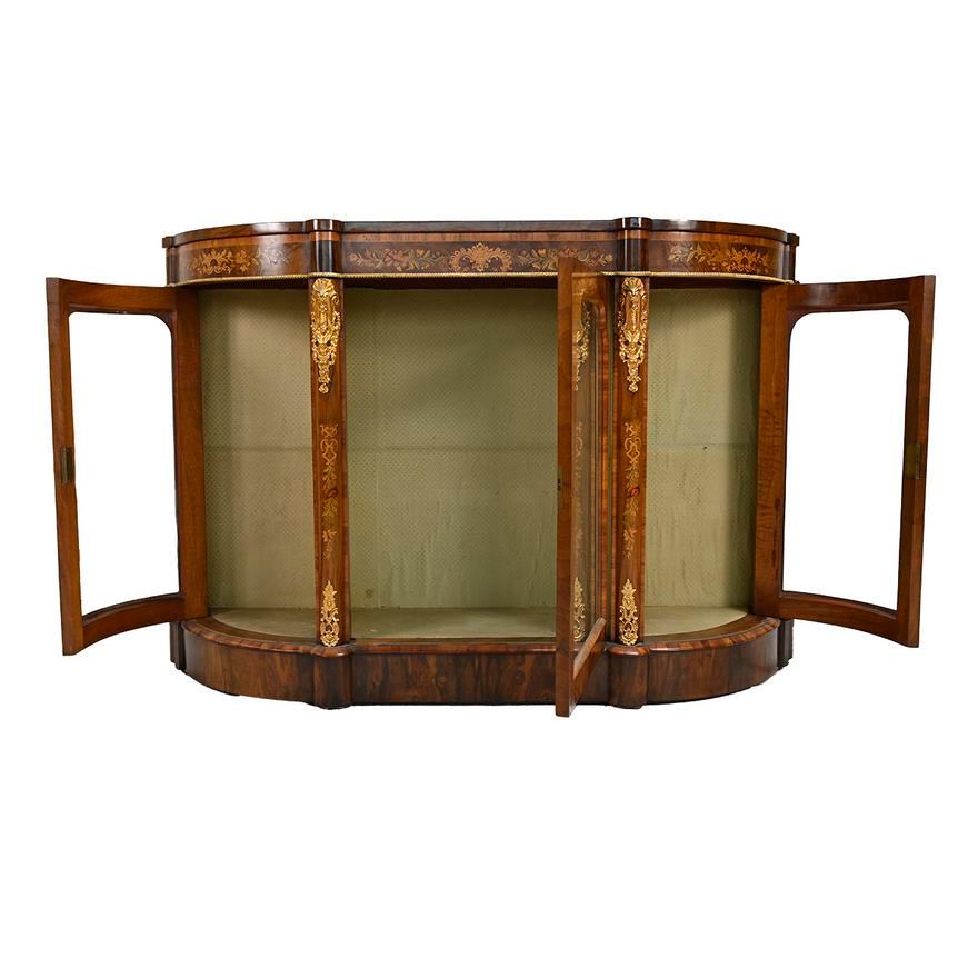 Antica consolle vittoriana inglese intarsiata in legno di palissandro CIRCA 1840. Con intarsi floreali a penna e montature in bronzo dorato.

Età: 1800 - 1850

Stile dell'arredamento: Vittoriano (1830 - 1900)

Dimensioni complessive: 42