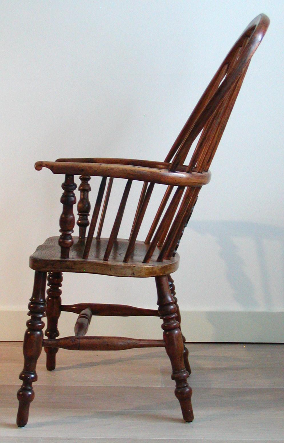 Antique English Victorian Large High-Back Windsor Armchair In Good Condition For Sale In New York, NY