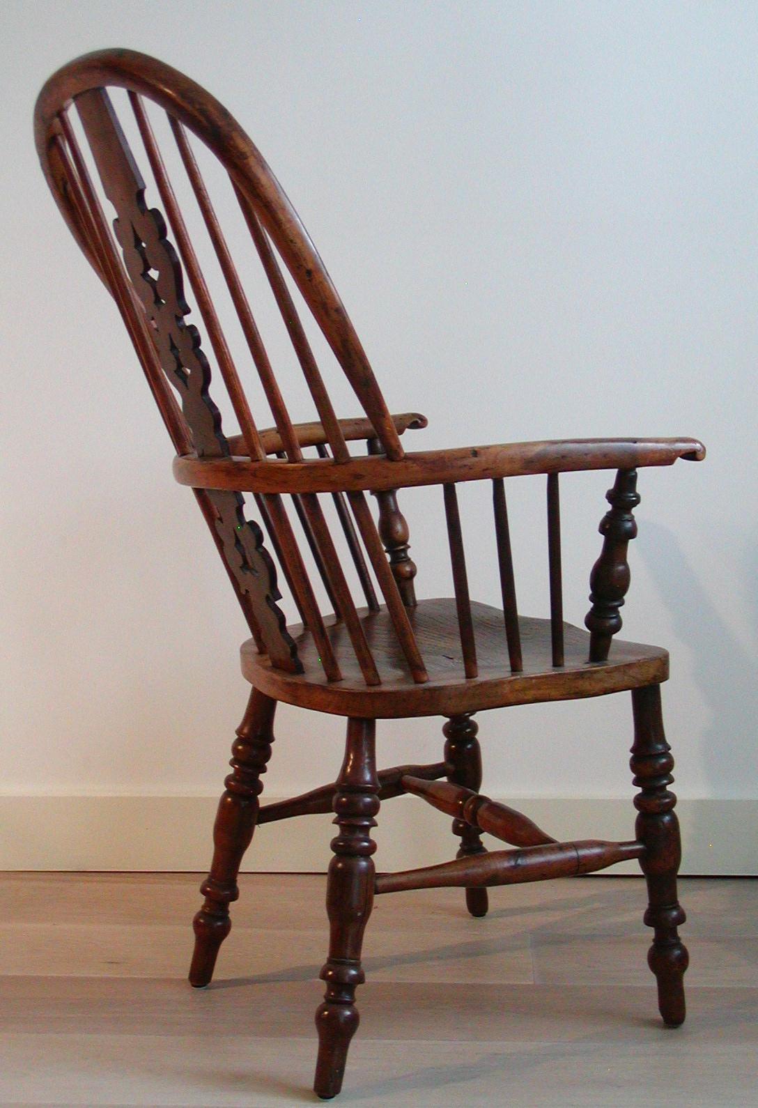 Antique English Victorian Large High-Back Windsor Armchair For Sale 1