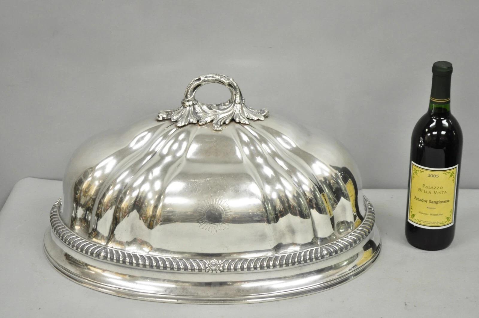 Antike englische viktorianische große Silber plattiert Scalloped Fleisch servieren Kuppel Cloche Deckel. Das Stück hat eine beeindruckende Größe mit einem unleserlichen eingravierten Wappen und ist auch auf der Innenseite der Kuppel mit der