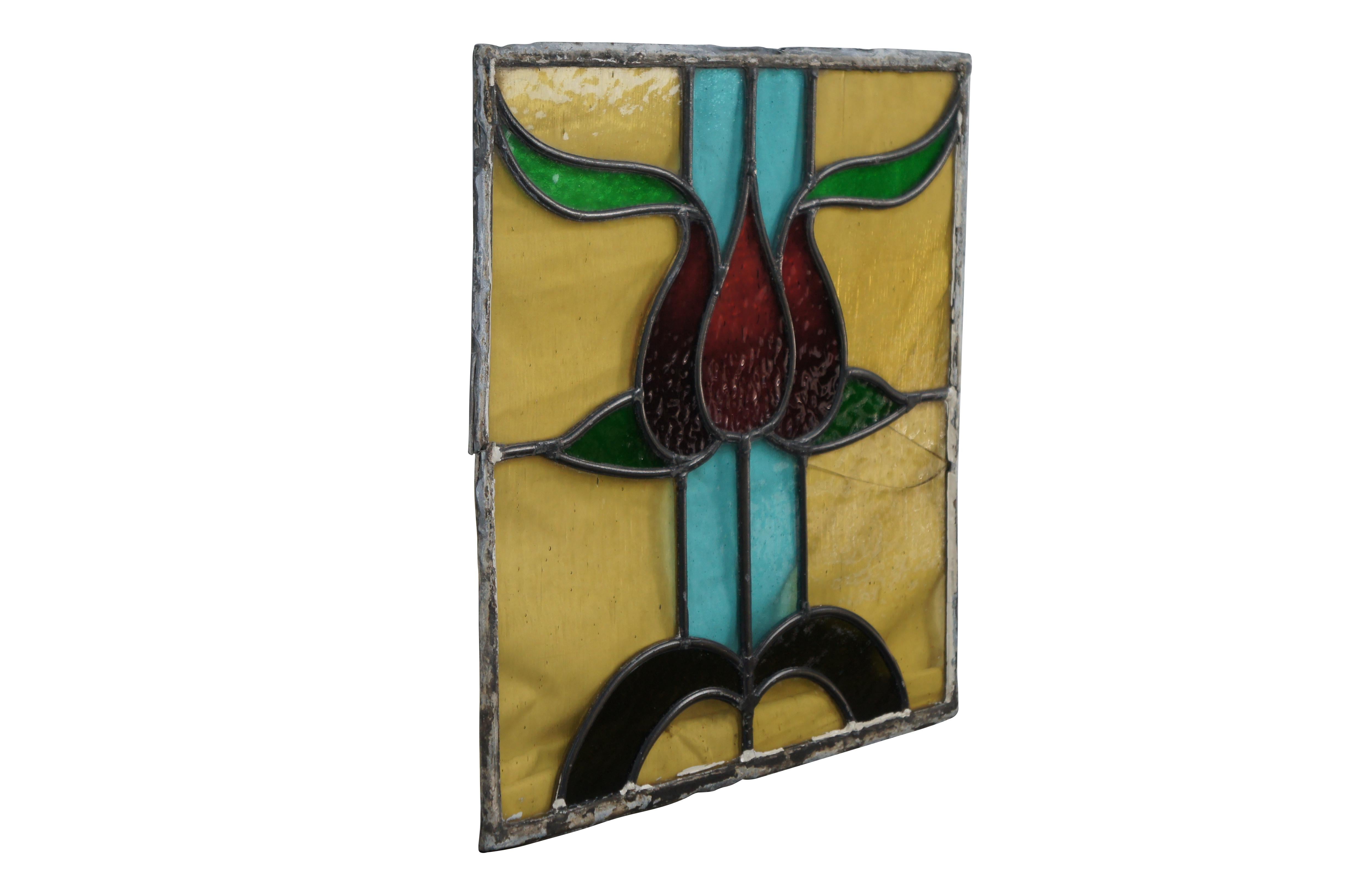 Vitrail ancien représentant une rose triple flanquée de feuilles sur un fond bleu et jaune / or.


Dimensions :
17