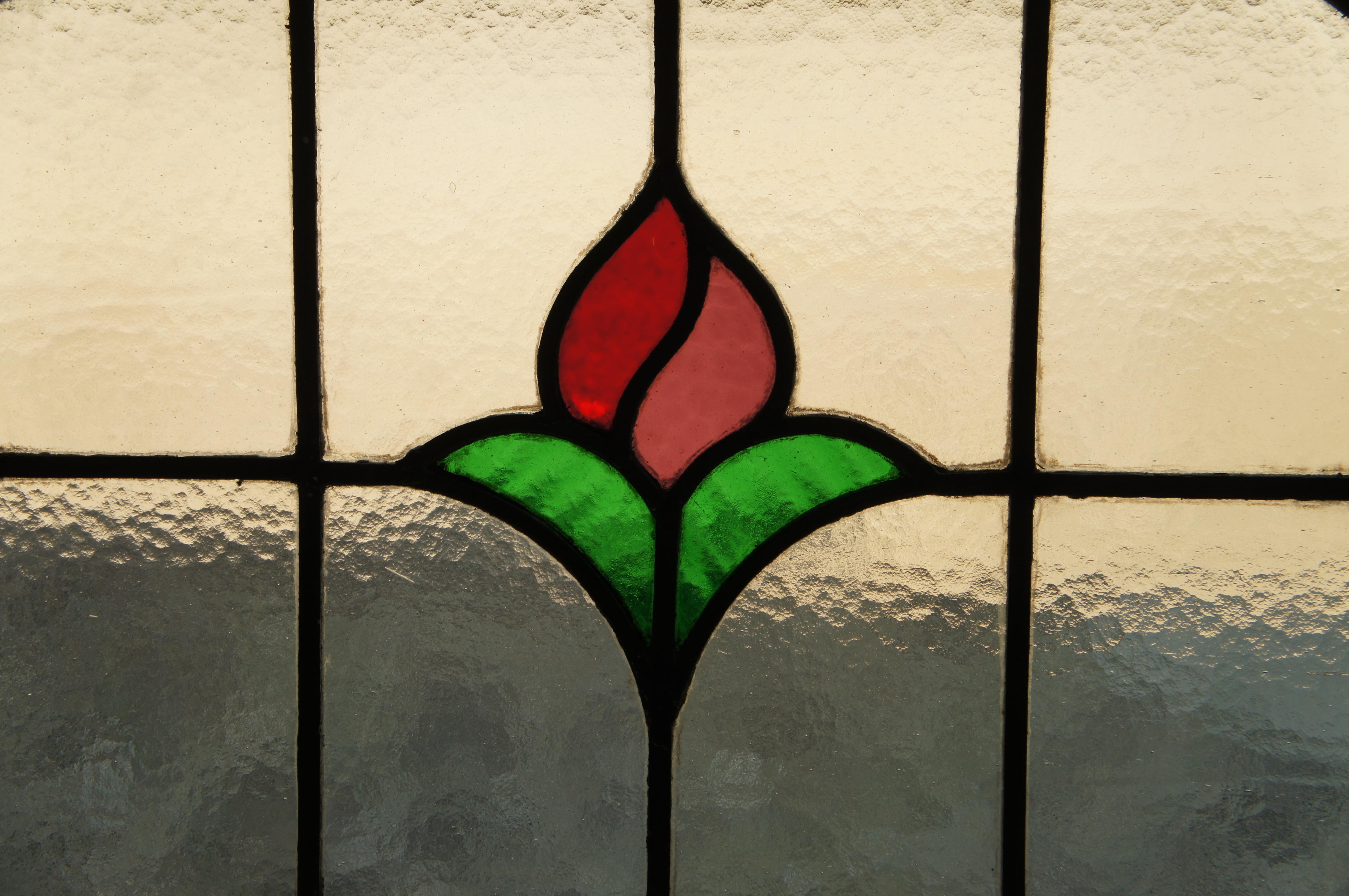 Antiguo vitral victoriano inglés con plomo Floral Rose Marco de pino 21 siglo XX en venta