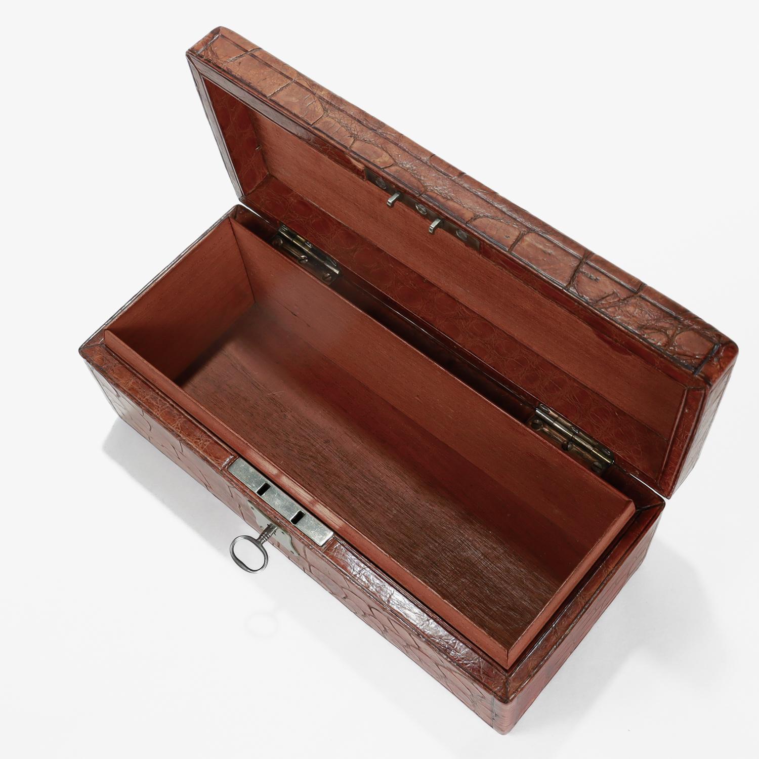 Antigua caja de mesa inglesa victoriana de cuero y plata de ley en venta 6