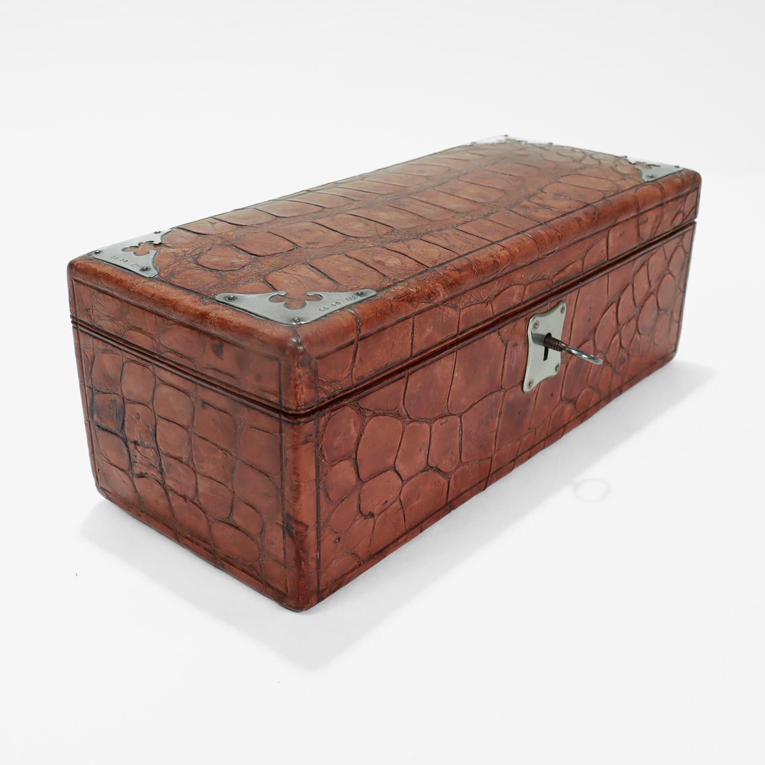Antigua caja de mesa inglesa victoriana de cuero y plata de ley en venta 1