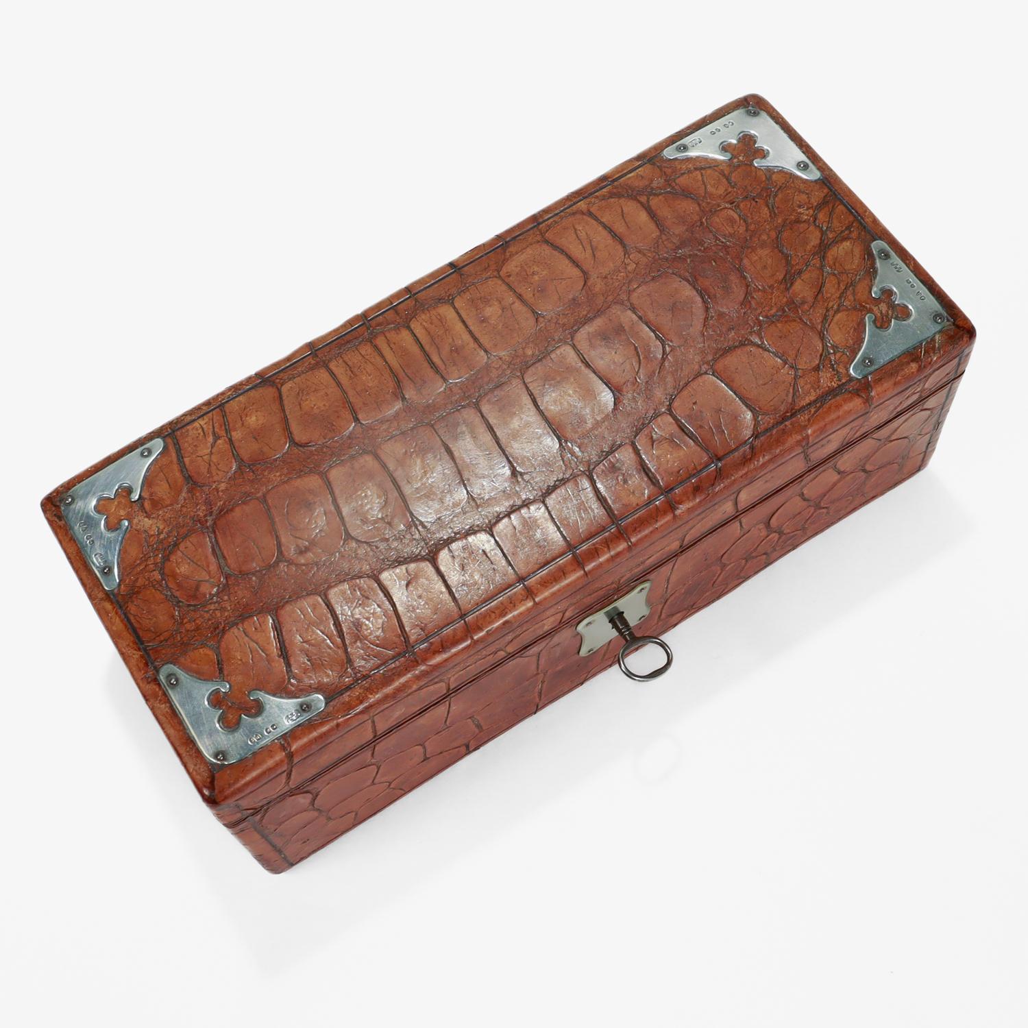 Antigua caja de mesa inglesa victoriana de cuero y plata de ley en venta 2