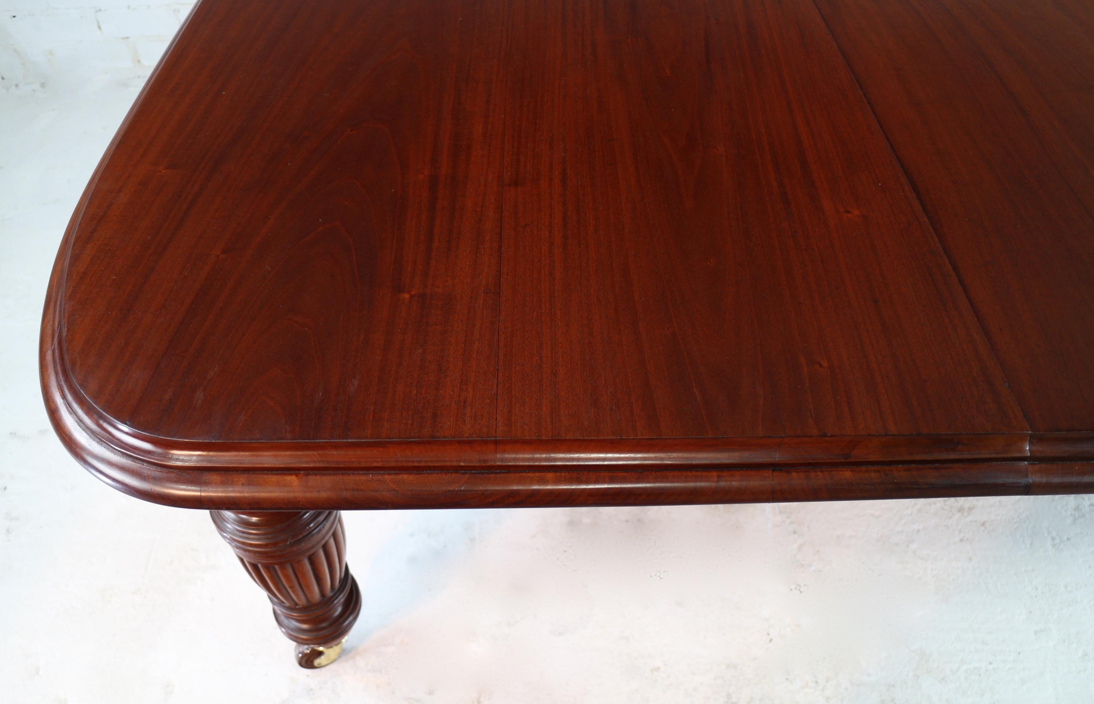Laiton Ancienne table de salle à manger victorienne anglaise à rallonge et 3 rallonges, 12 places en vente
