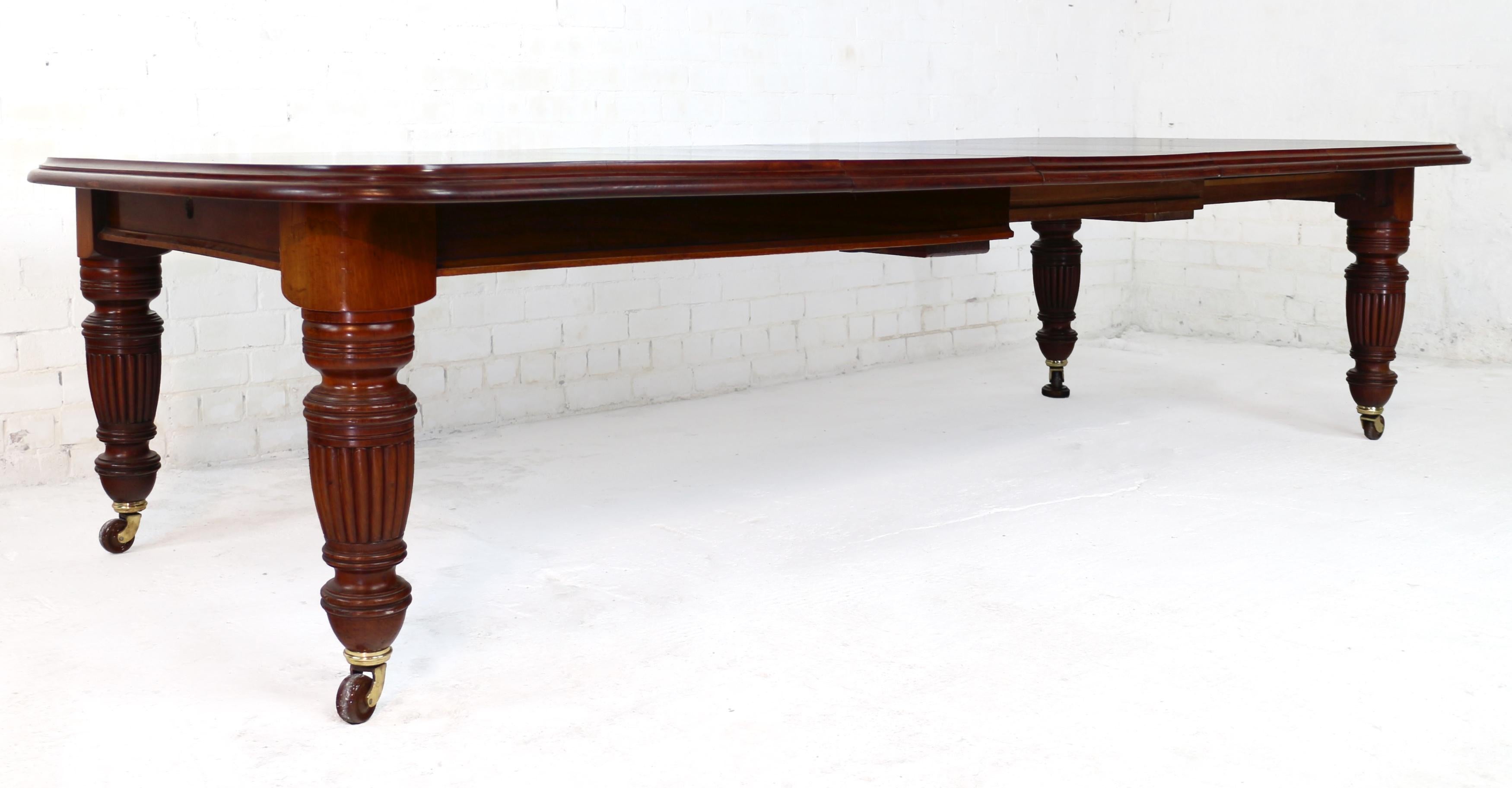 Antique English Victorian Mahogany Extending Dining Table & 3 Leaves, Seats 12 For Sale 2