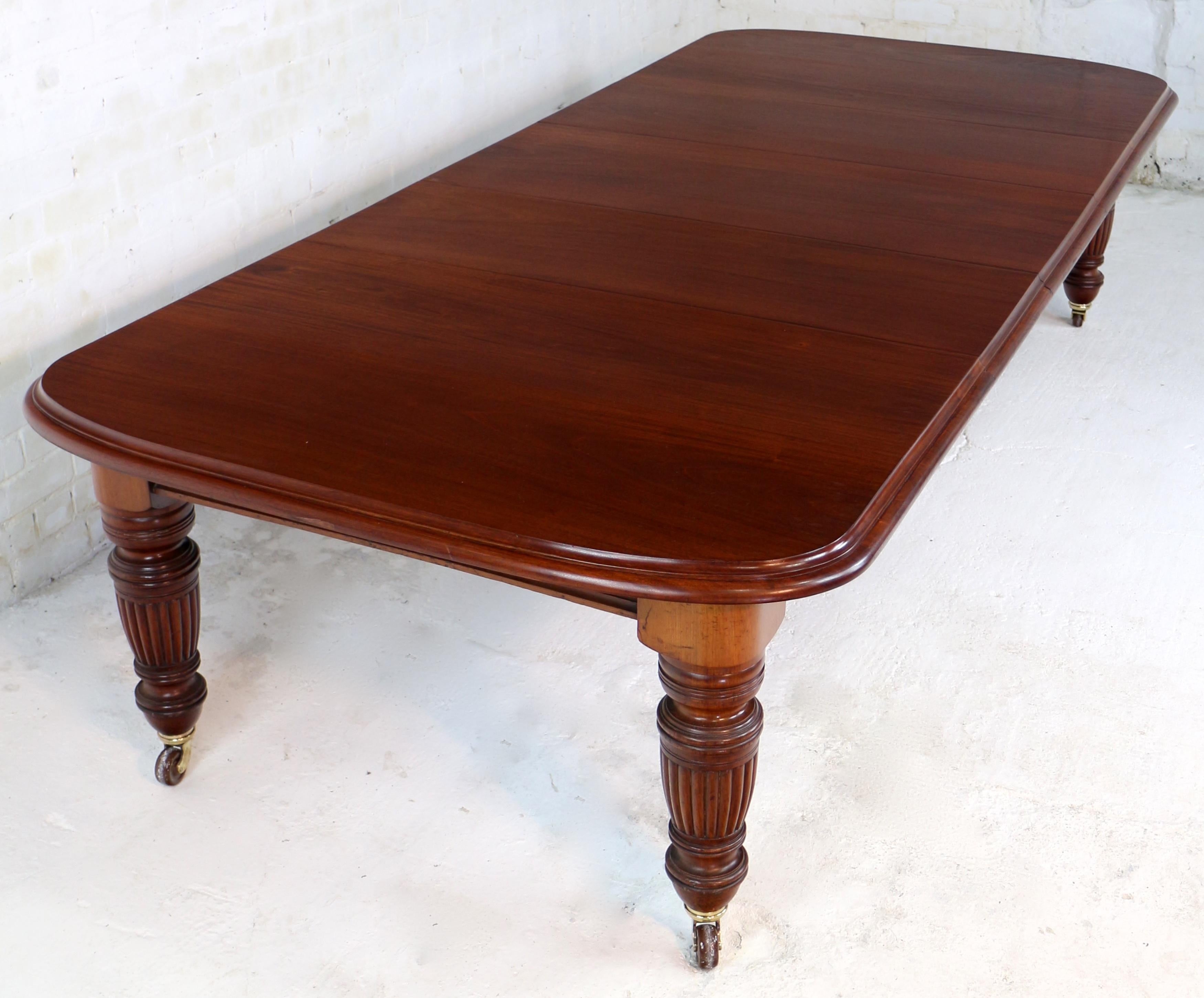 Ancienne table de salle à manger victorienne anglaise à rallonge et 3 rallonges, 12 places en vente 3