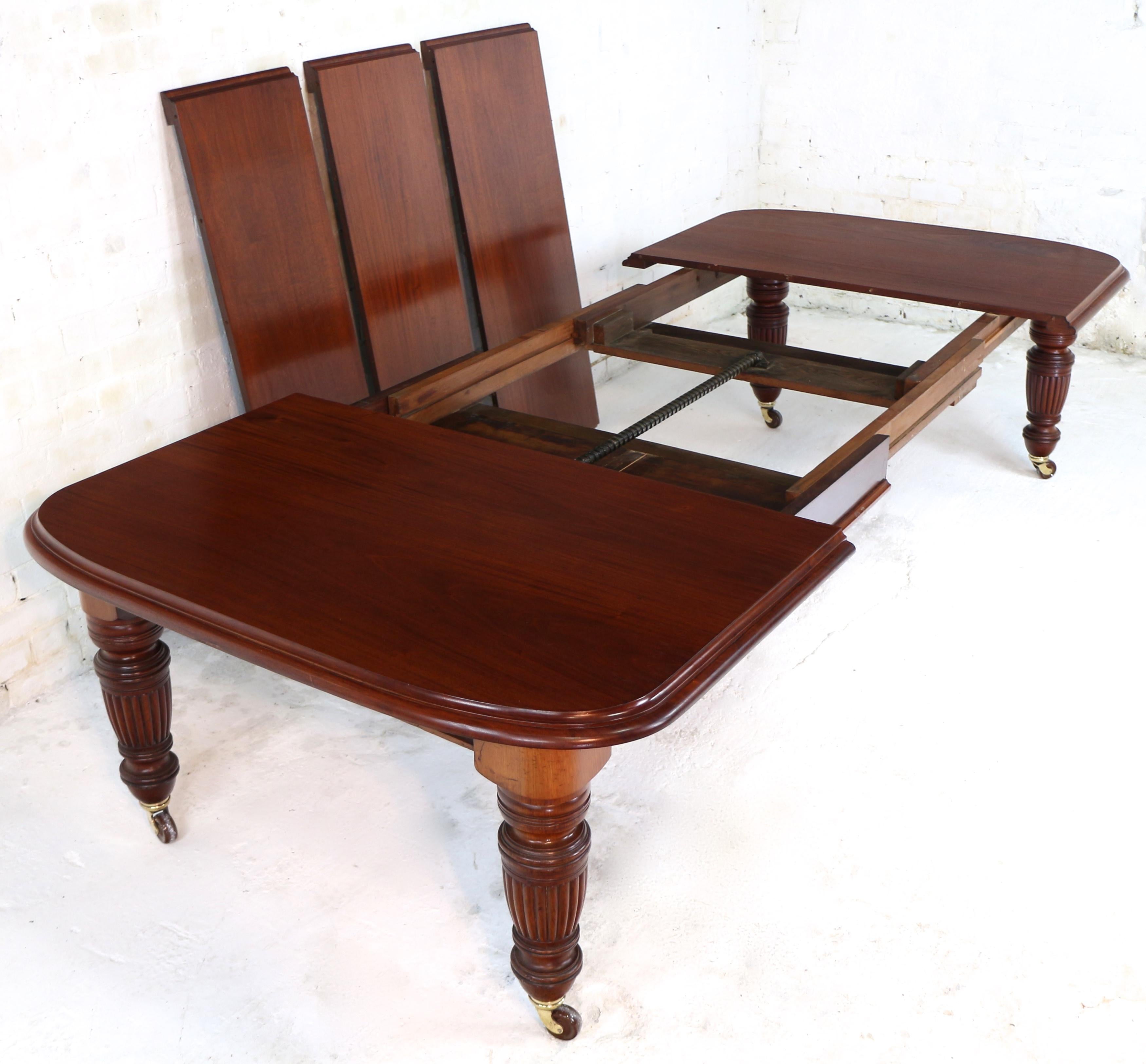 Antiker englischer viktorianischer ausziehbarer Mahagoni-Esstisch aus Mahagoni mit 3 Blättern, 12 Stühlen im Angebot 4