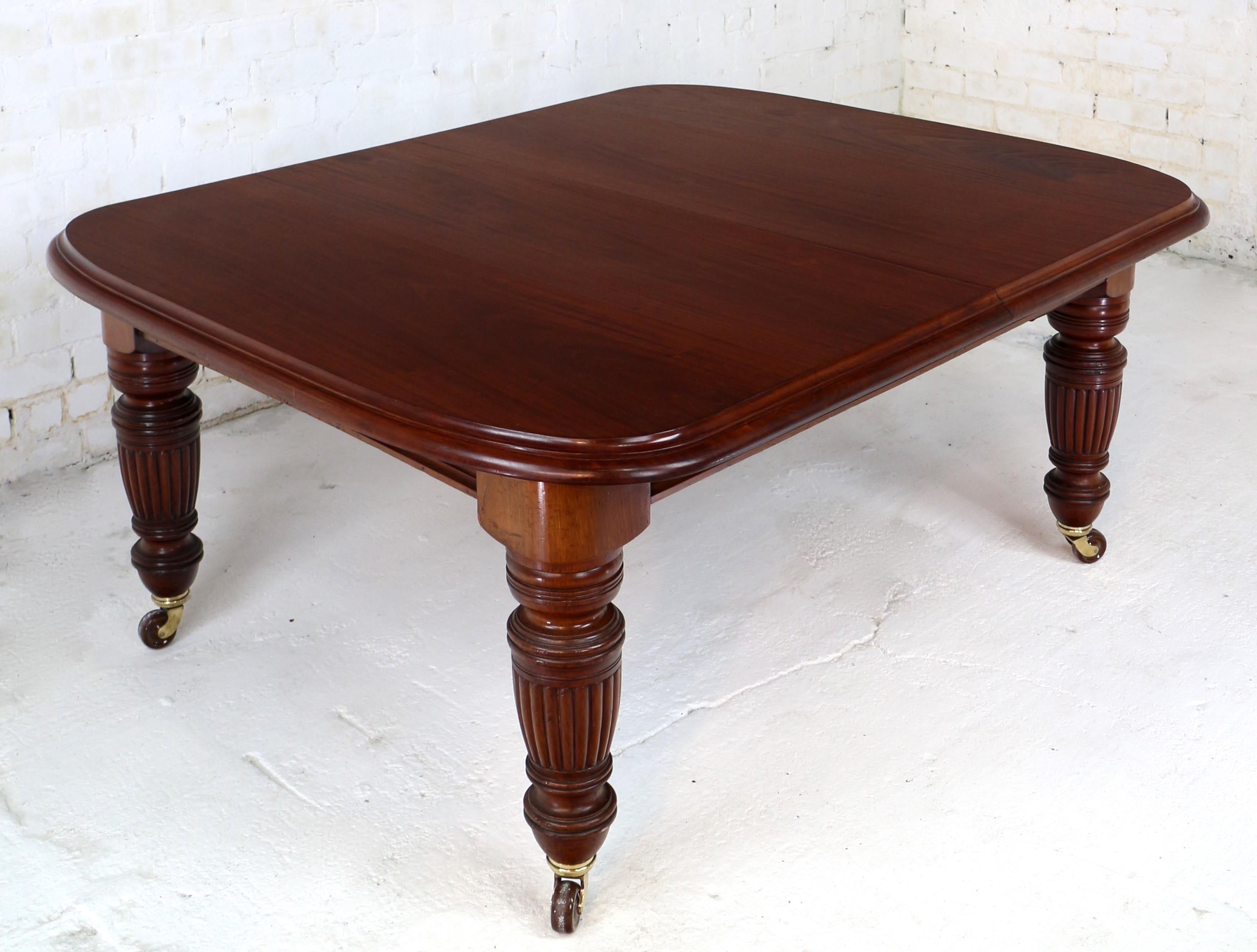 Antique English Victorian Mahogany Extending Dining Table & 3 Leaves, Seats 12 For Sale 6