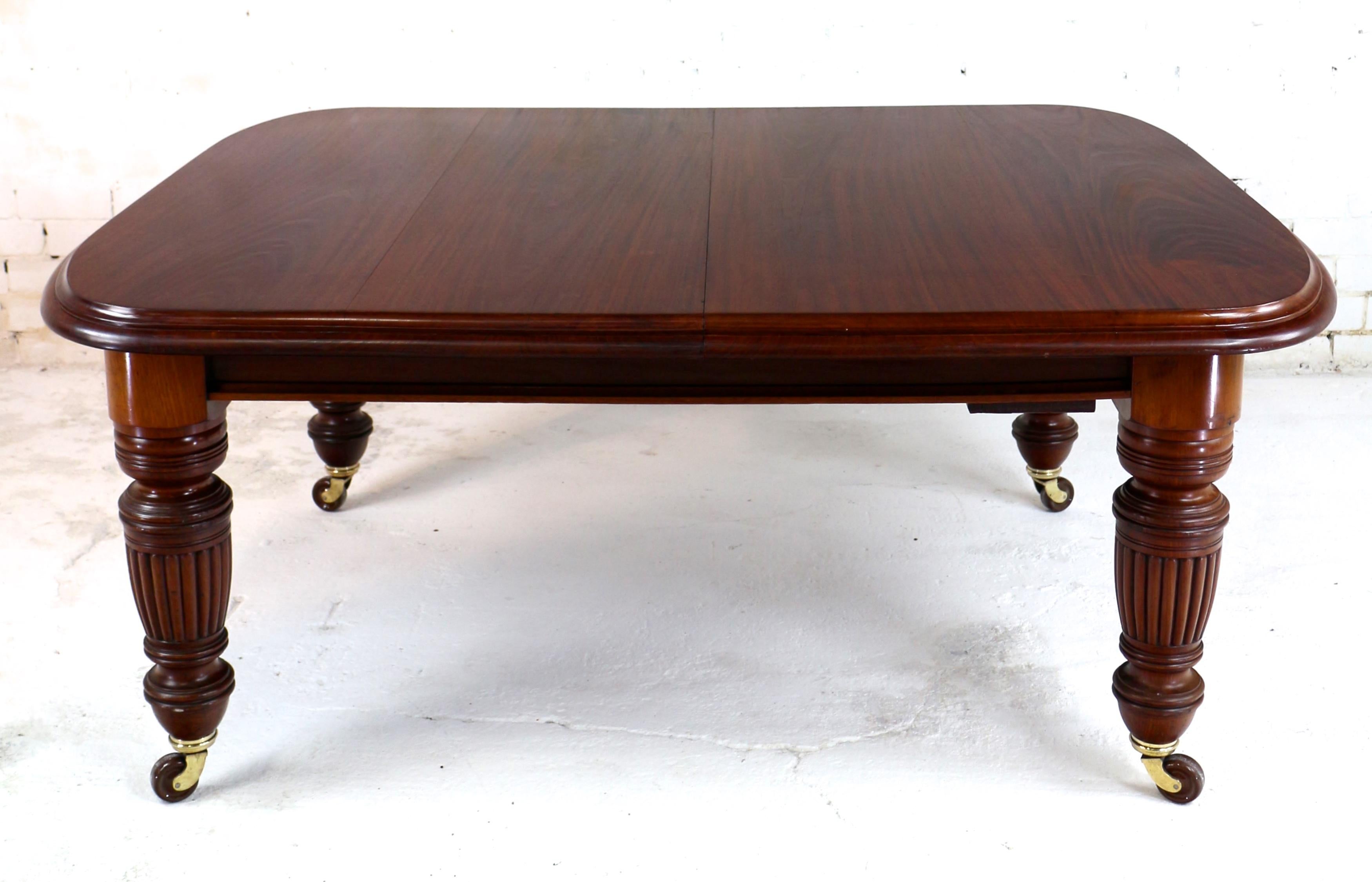 Antique English Victorian Mahogany Extending Dining Table & 3 Leaves, Seats 12 For Sale 7