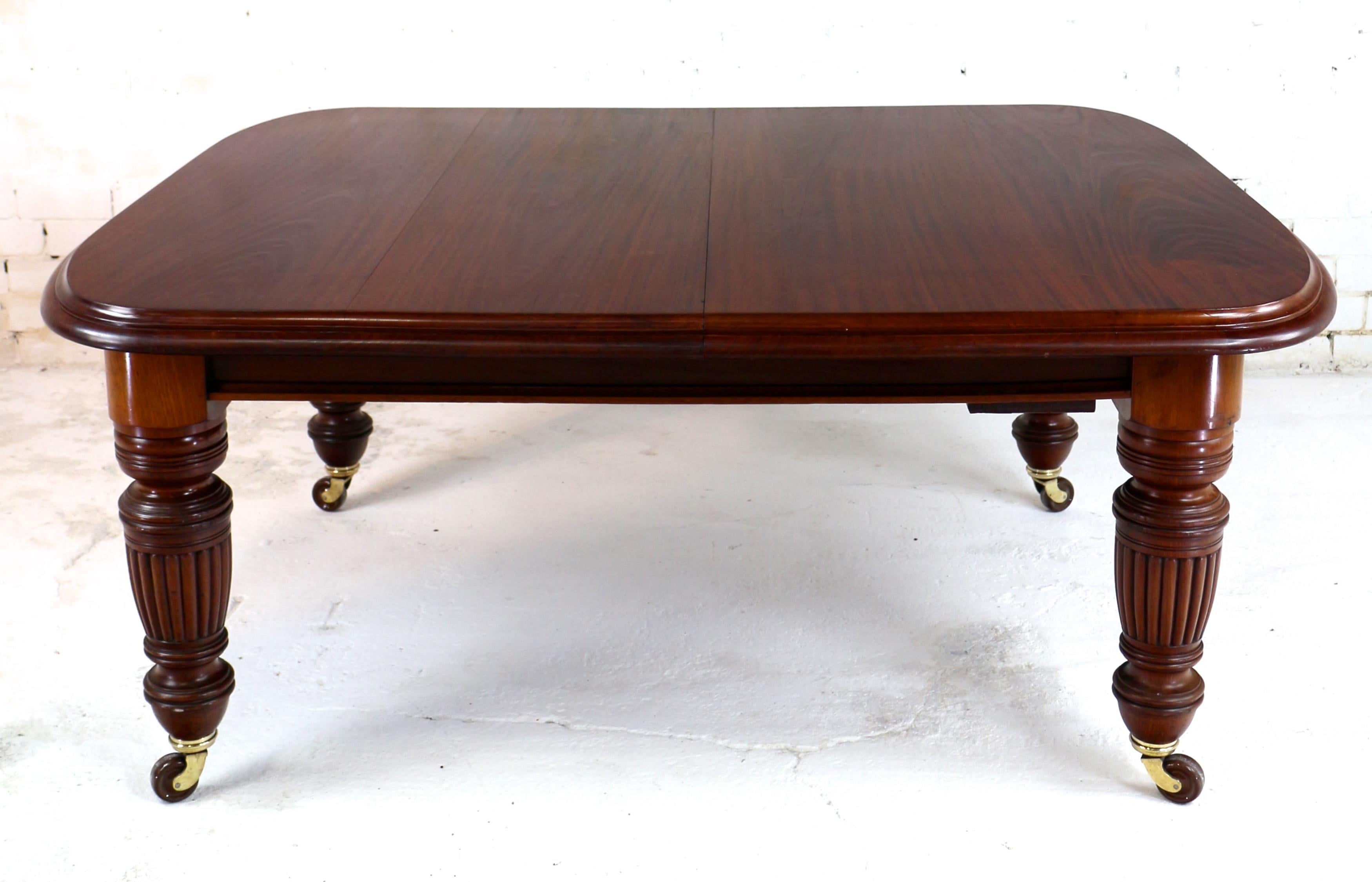 Ancienne table de salle à manger victorienne anglaise à rallonge et 3 rallonges, 12 places en vente 7