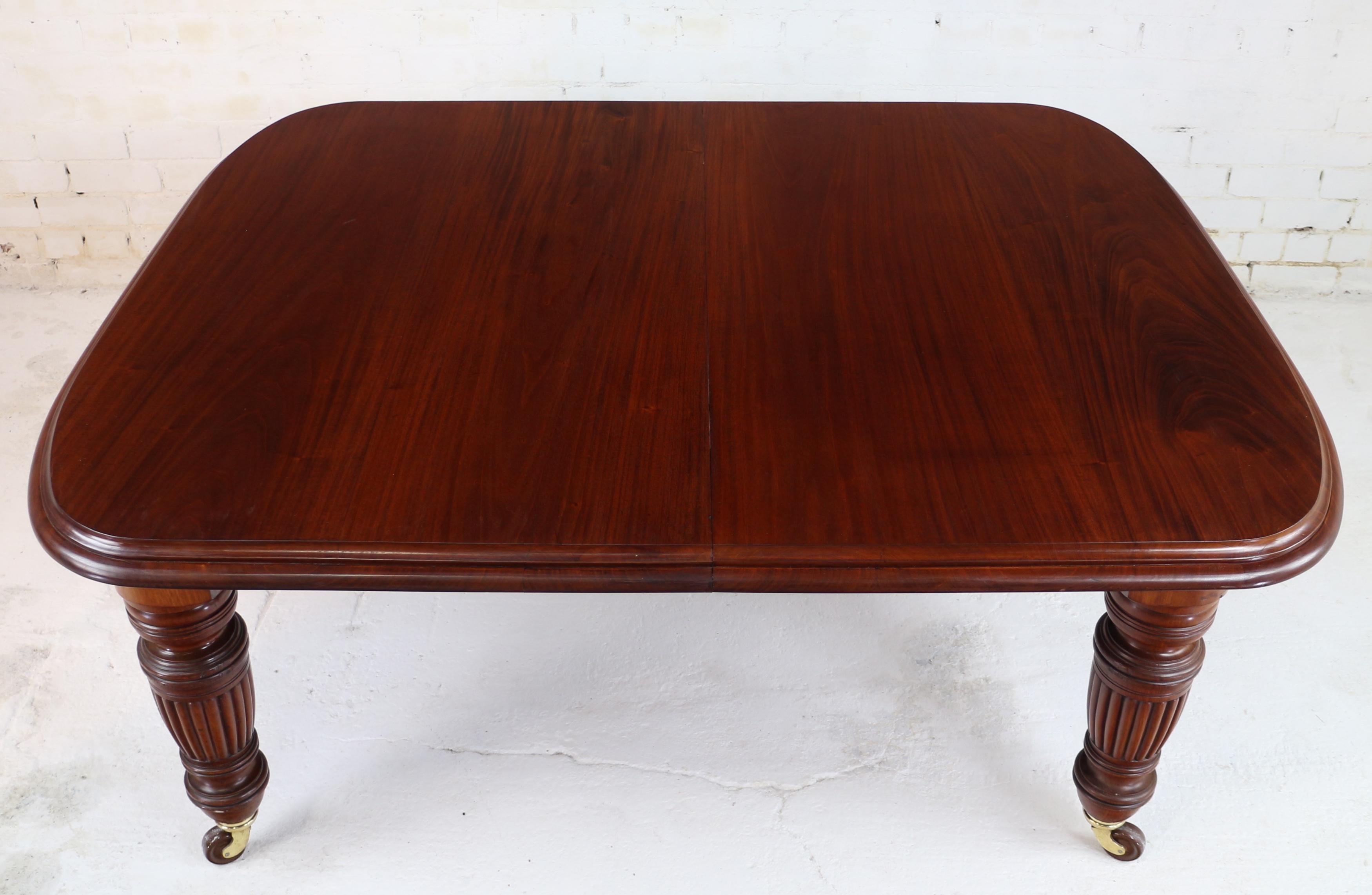Antique English Victorian Mahogany Extending Dining Table & 3 Leaves, Seats 12 For Sale 8