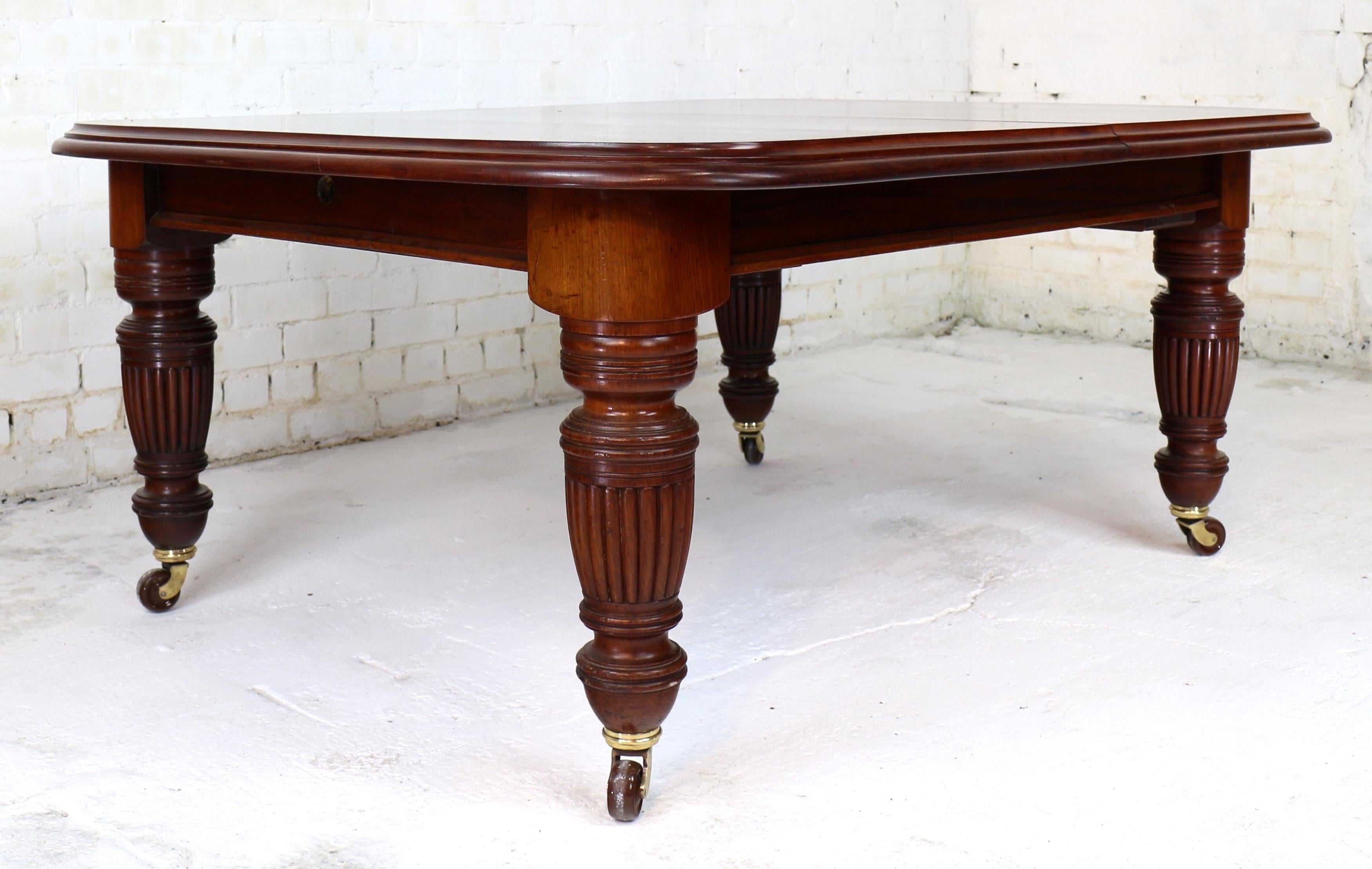 Antique English Victorian Mahogany Extending Dining Table & 3 Leaves, Seats 12 For Sale 9