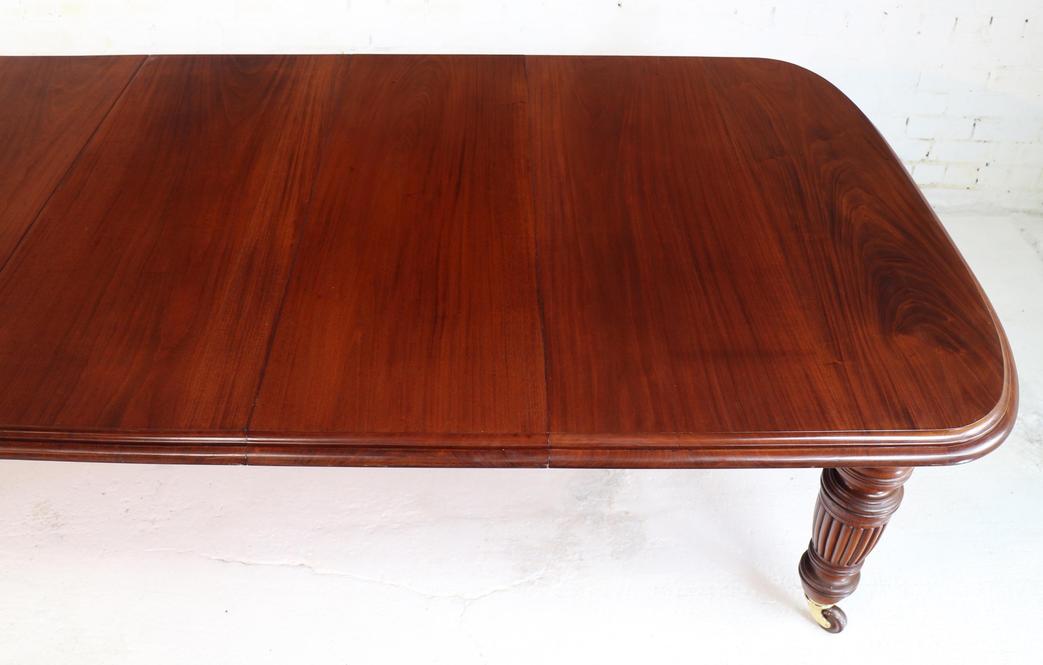 Antique English Victorian Mahogany Extending Dining Table & 3 Leaves, Seats 12 In Good Condition For Sale In Glasgow, GB