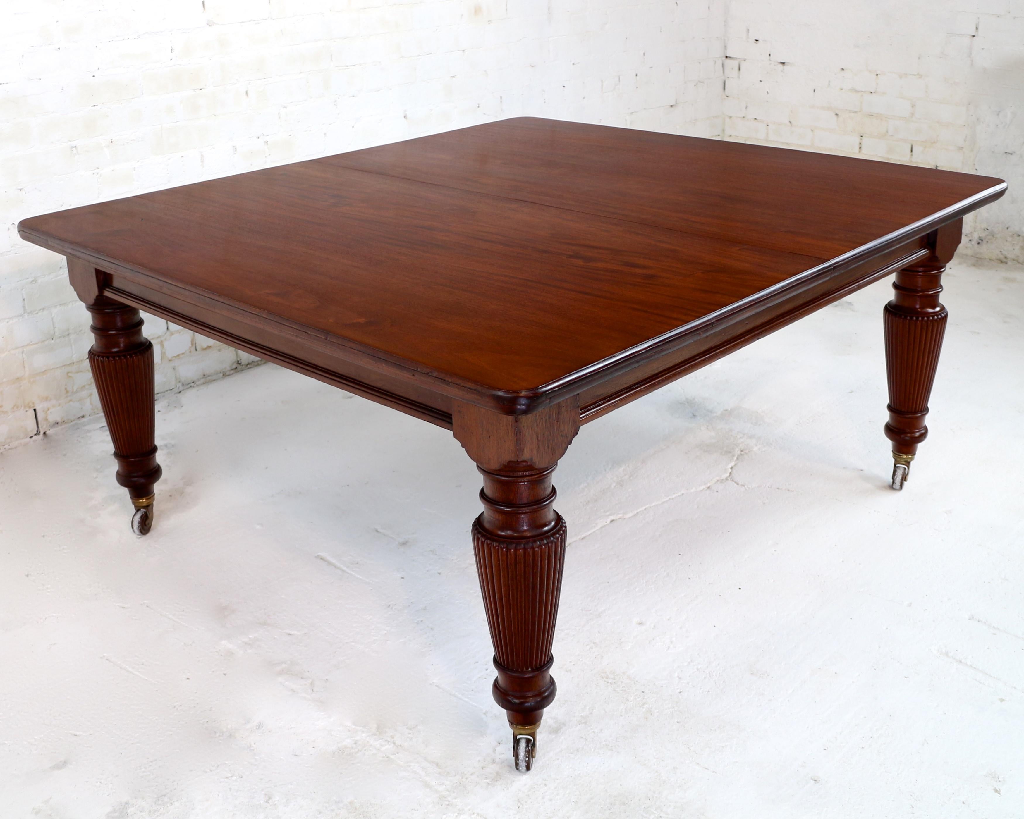 Antique English Victorian Mahogany Extending Dining Table & 4 Leaves 6
