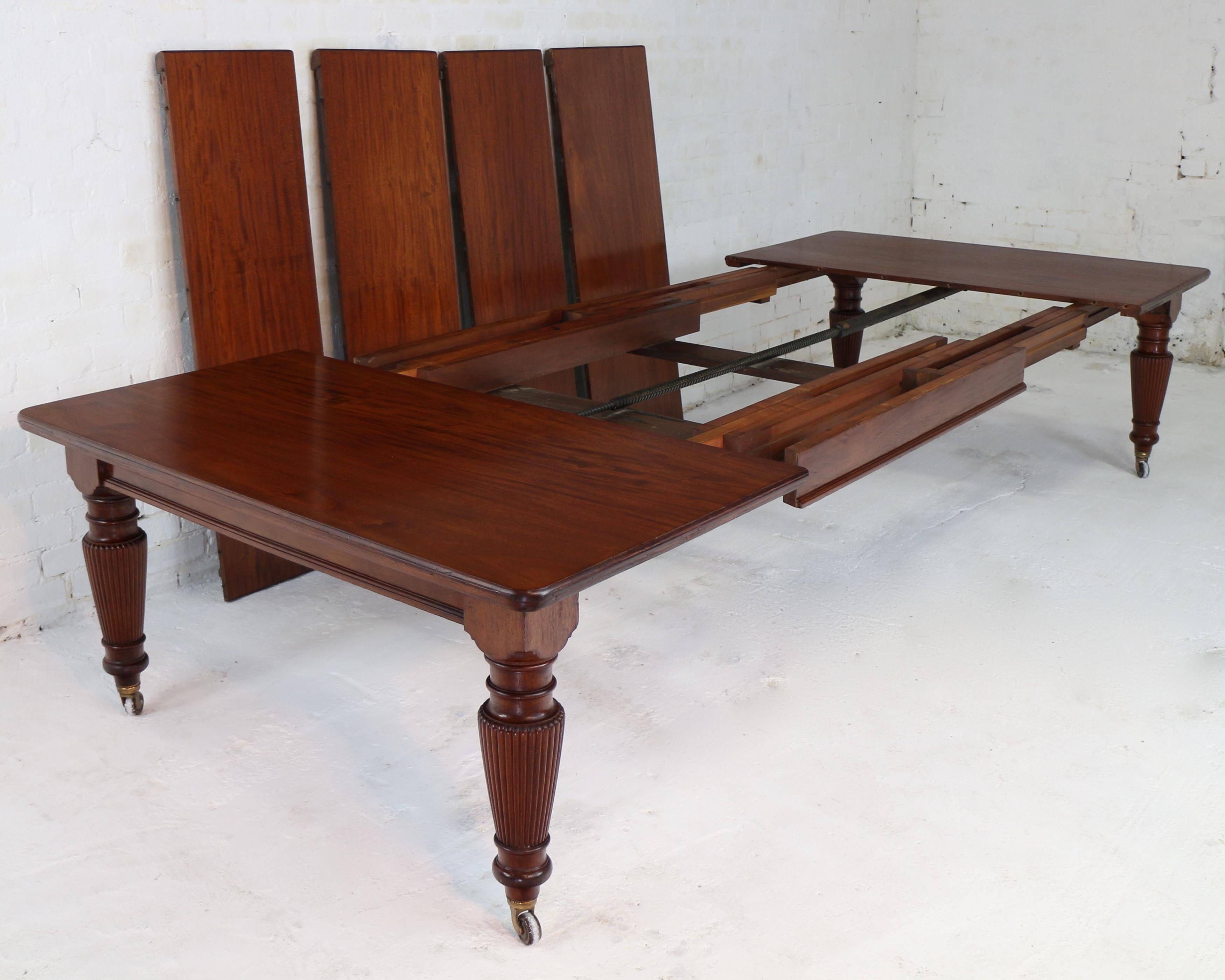 Antique English Victorian Mahogany Extending Dining Table & 4 Leaves In Good Condition In Glasgow, GB