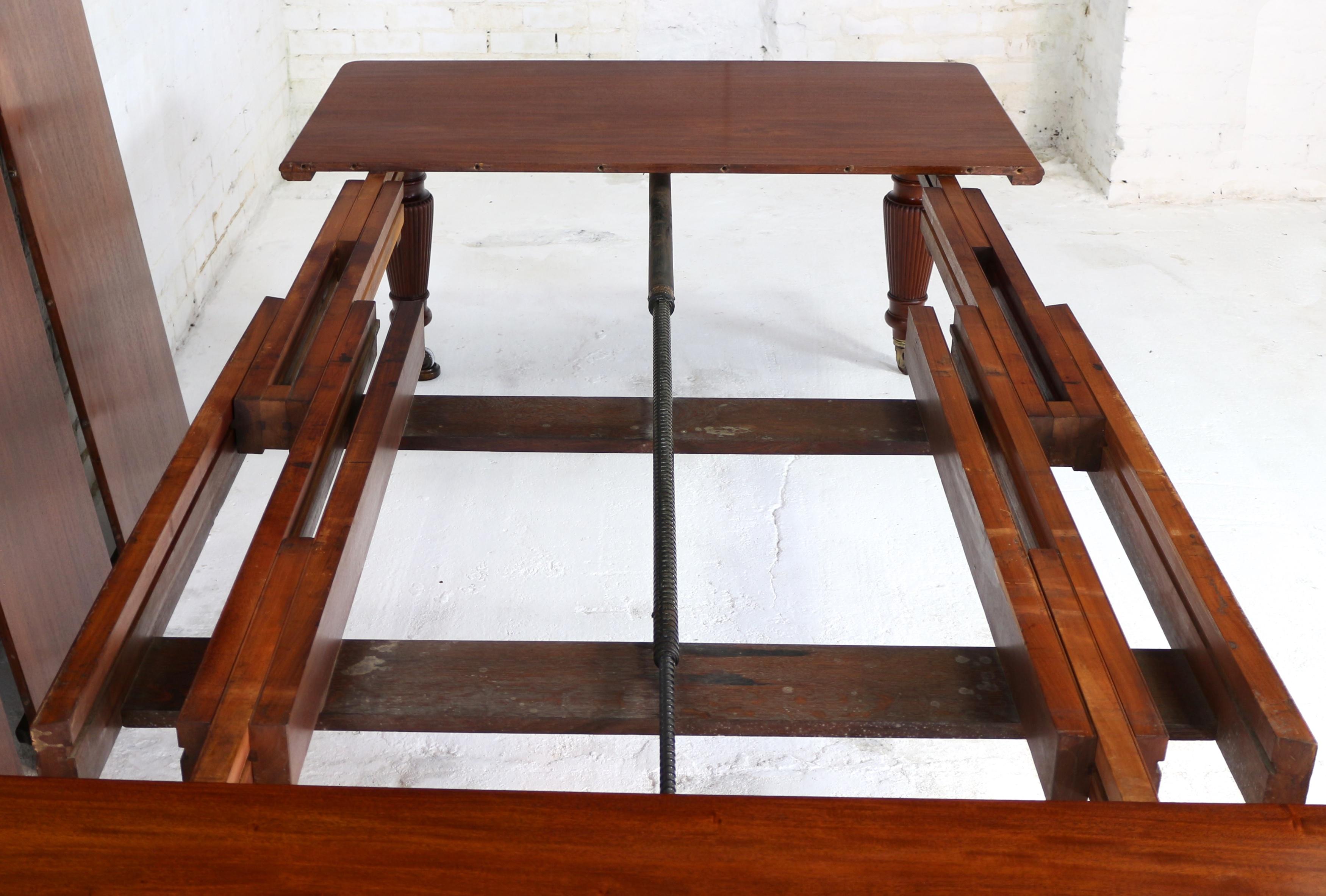 19th Century Antique English Victorian Mahogany Extending Dining Table & 4 Leaves