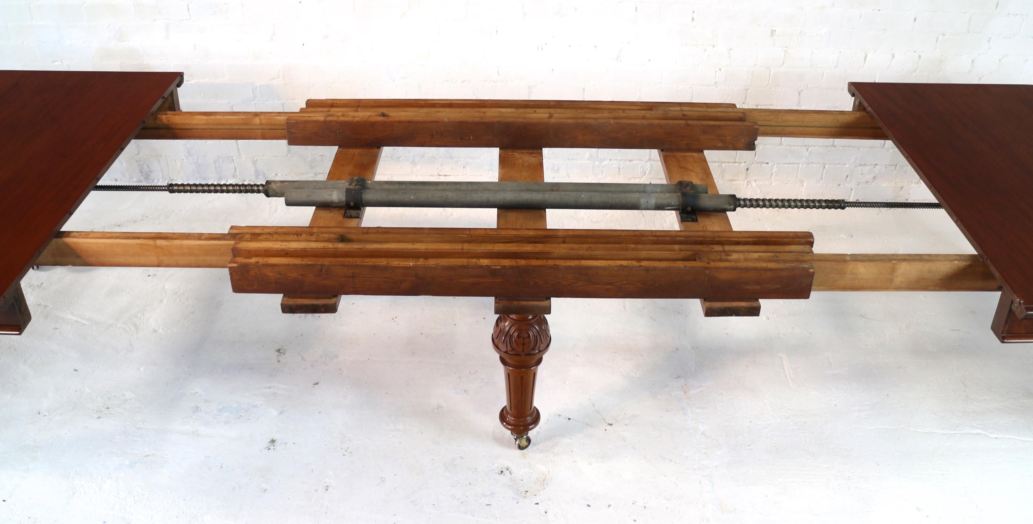 Antique English Victorian Mahogany Extending Dining Table and 4 Leaves, Seats 16 For Sale 2