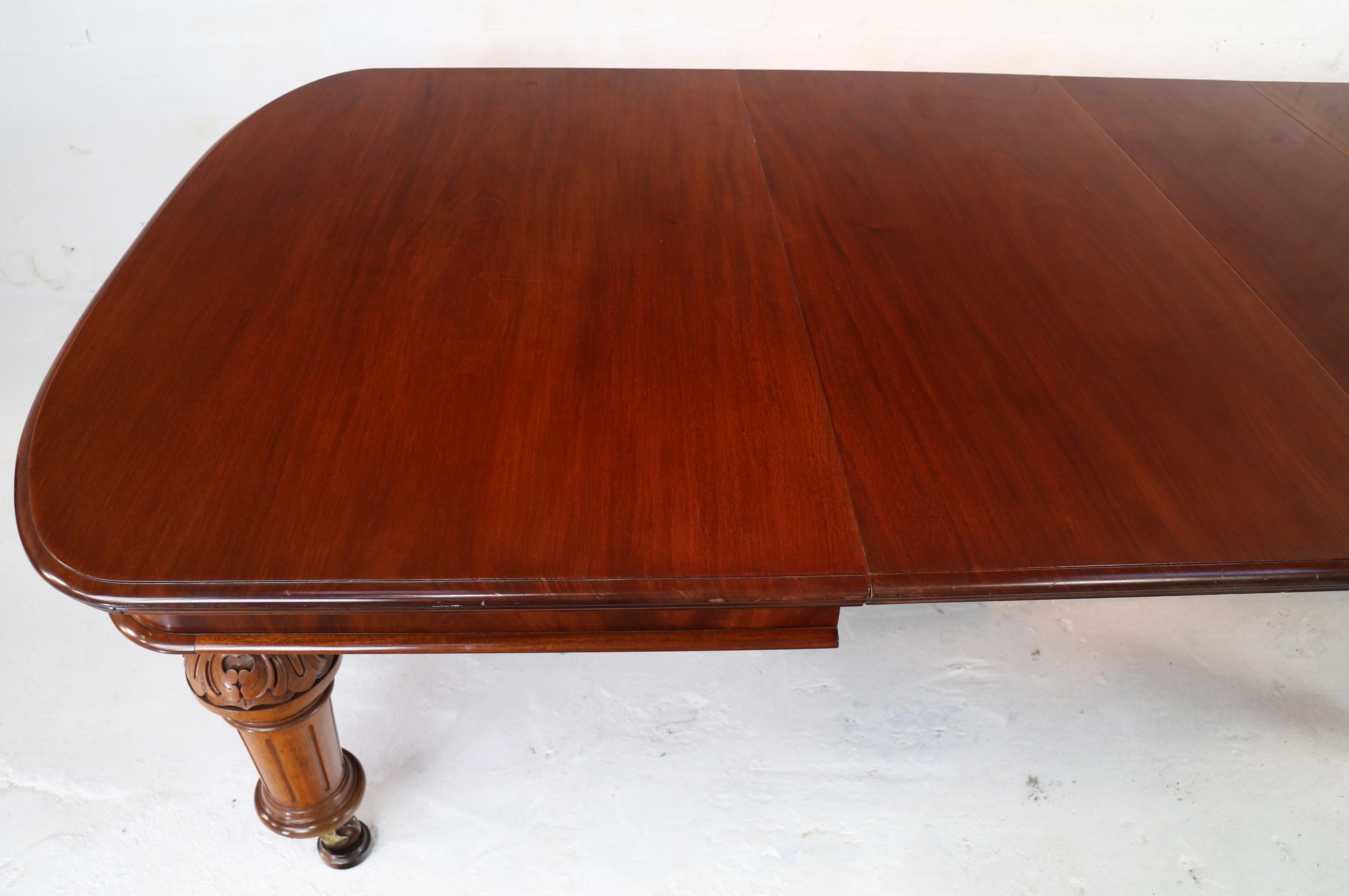 Antique English Victorian Mahogany Extending Dining Table and 4 Leaves, Seats 16 For Sale 3