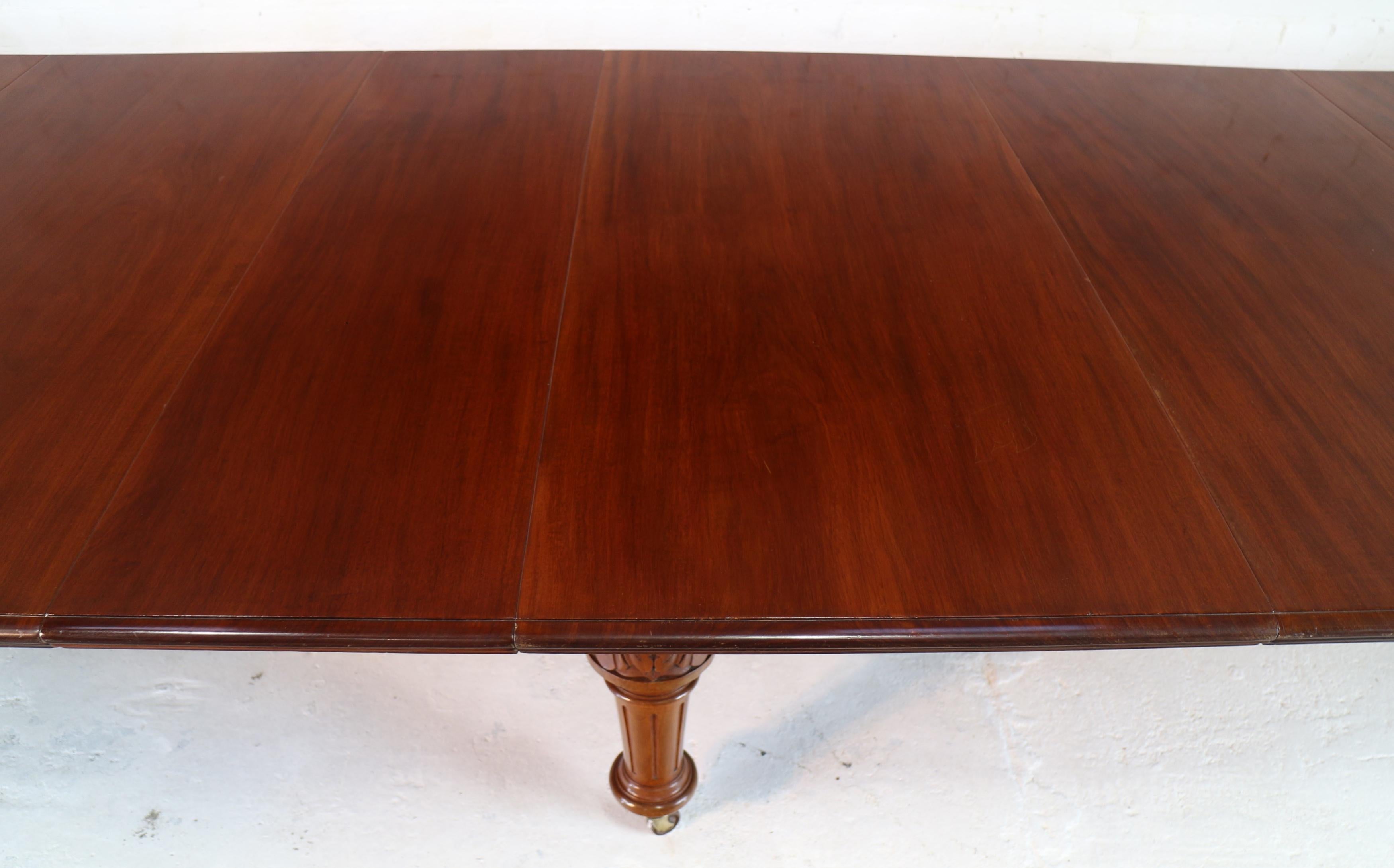 Antique English Victorian Mahogany Extending Dining Table and 4 Leaves, Seats 16 For Sale 4