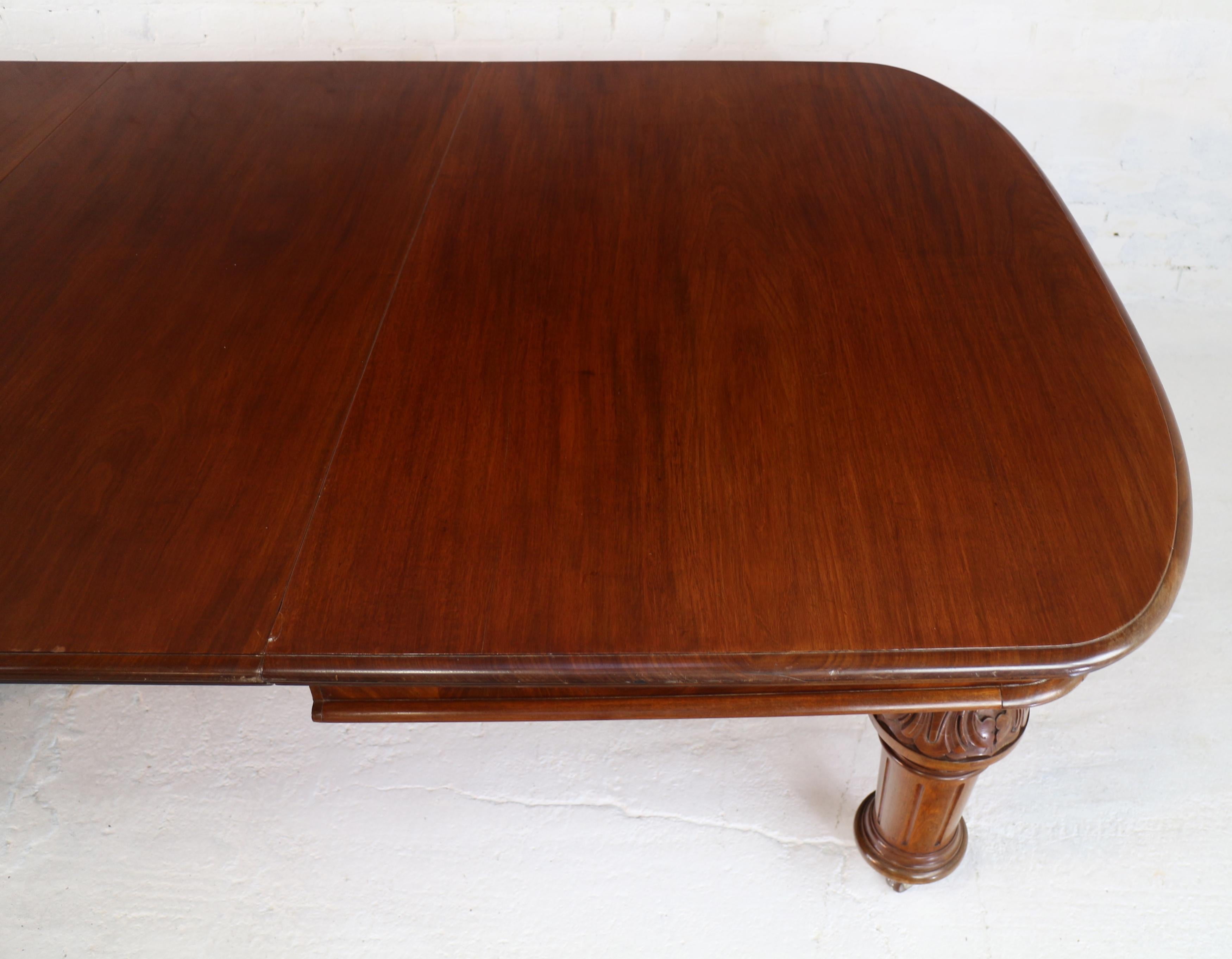 Antique English Victorian Mahogany Extending Dining Table and 4 Leaves, Seats 16 For Sale 5