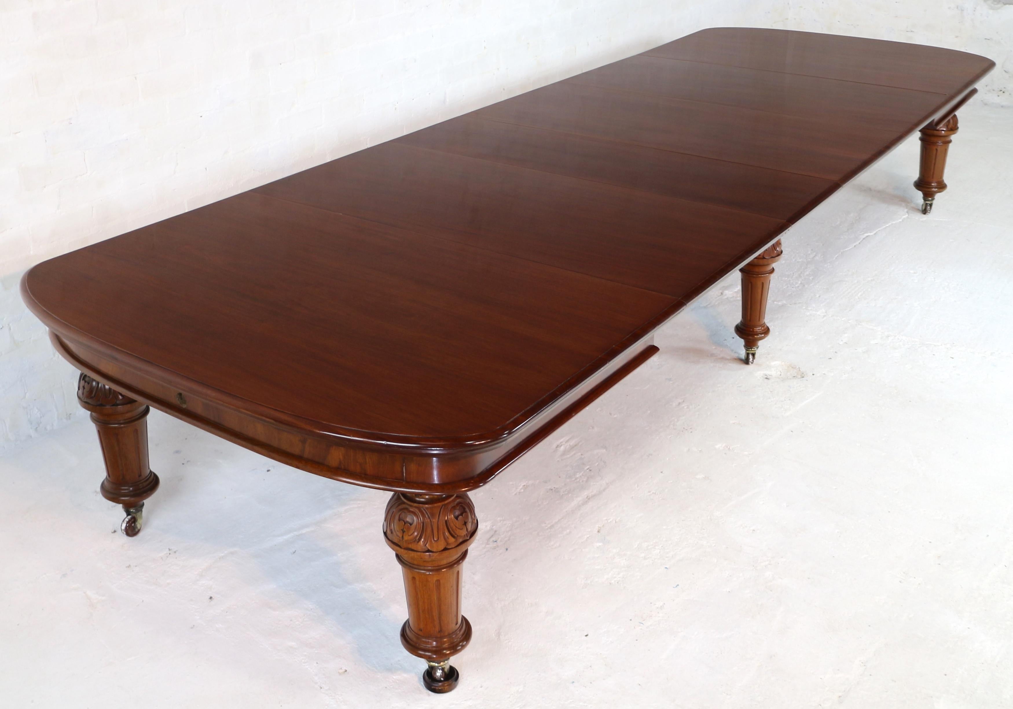 Antique English Victorian Mahogany Extending Dining Table and 4 Leaves, Seats 16 For Sale 7