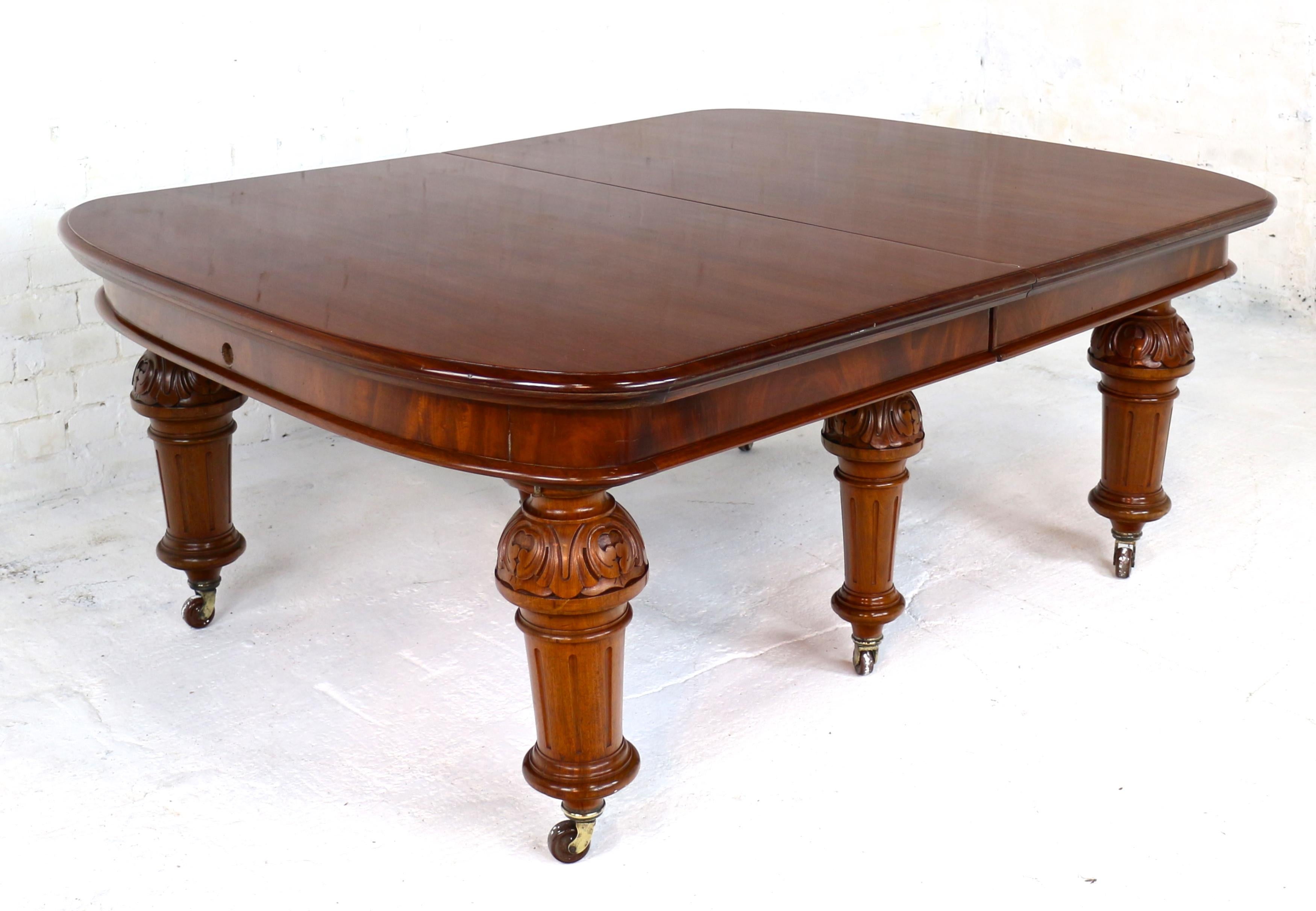 Antique English Victorian Mahogany Extending Dining Table and 4 Leaves, Seats 16 For Sale 8