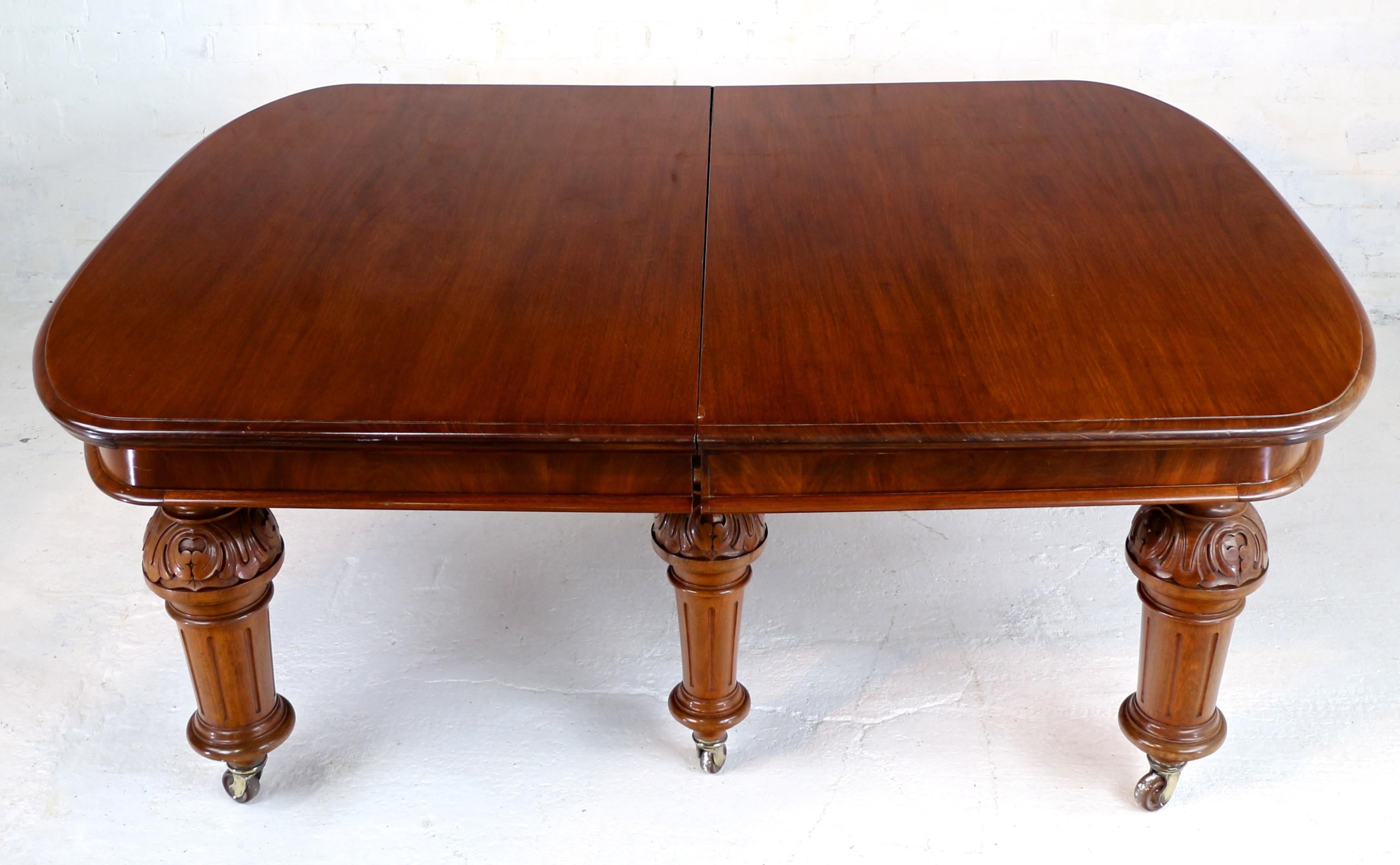 Antique English Victorian Mahogany Extending Dining Table and 4 Leaves, Seats 16 For Sale 9
