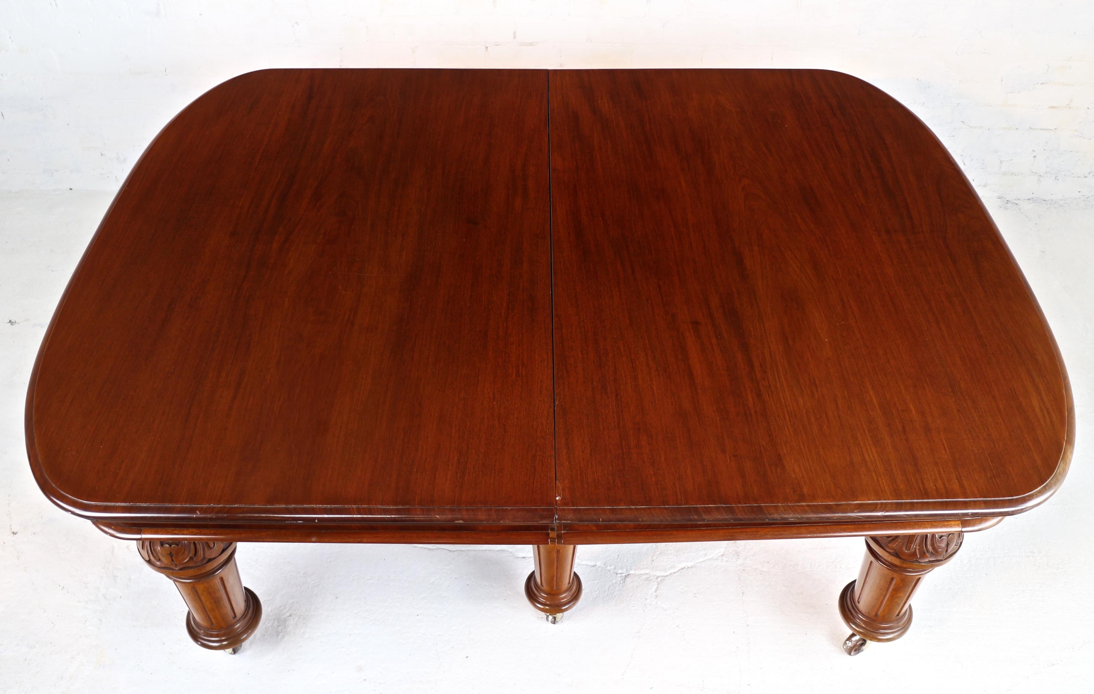 Antique English Victorian Mahogany Extending Dining Table and 4 Leaves, Seats 16 For Sale 10
