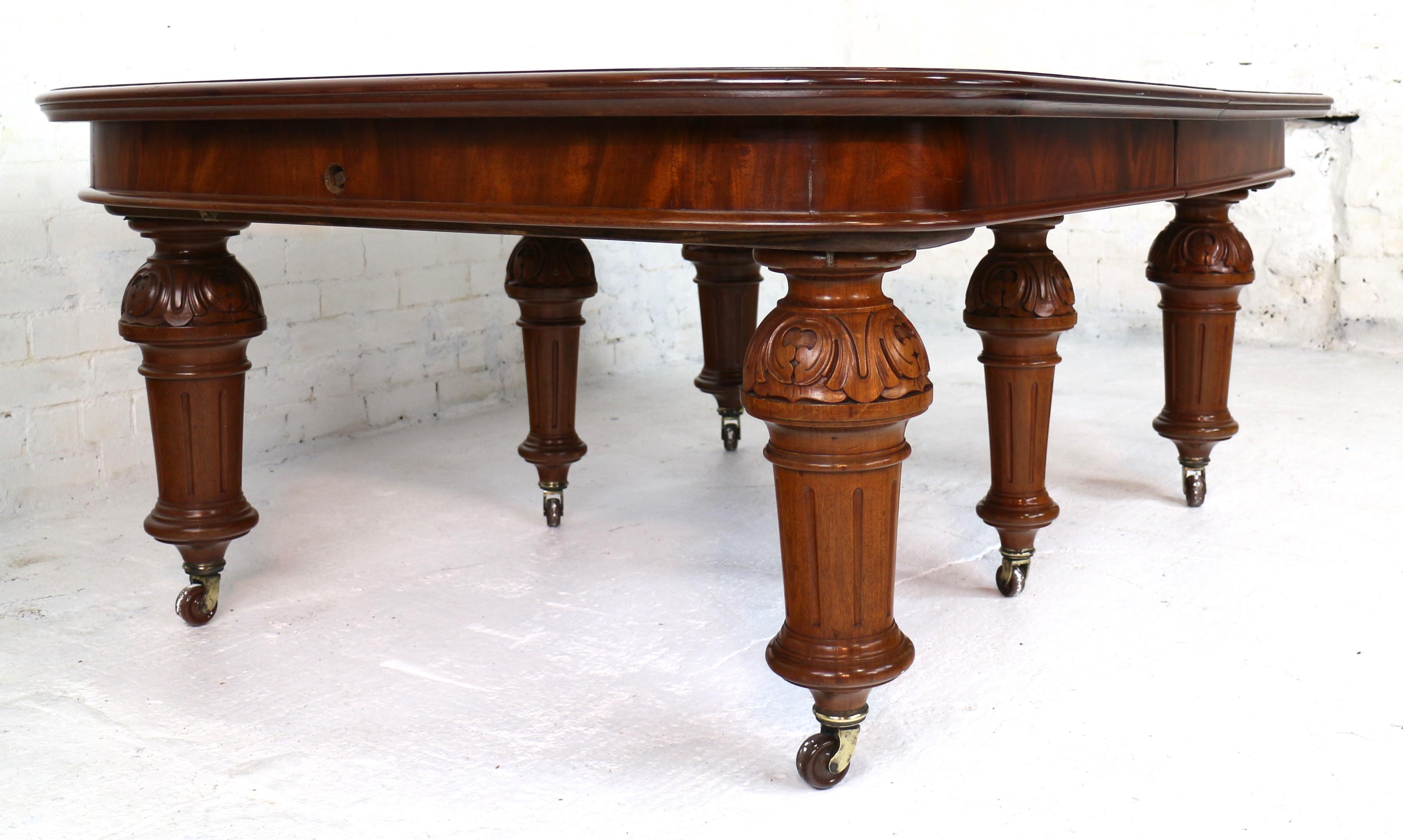 Antique English Victorian Mahogany Extending Dining Table and 4 Leaves, Seats 16 For Sale 11