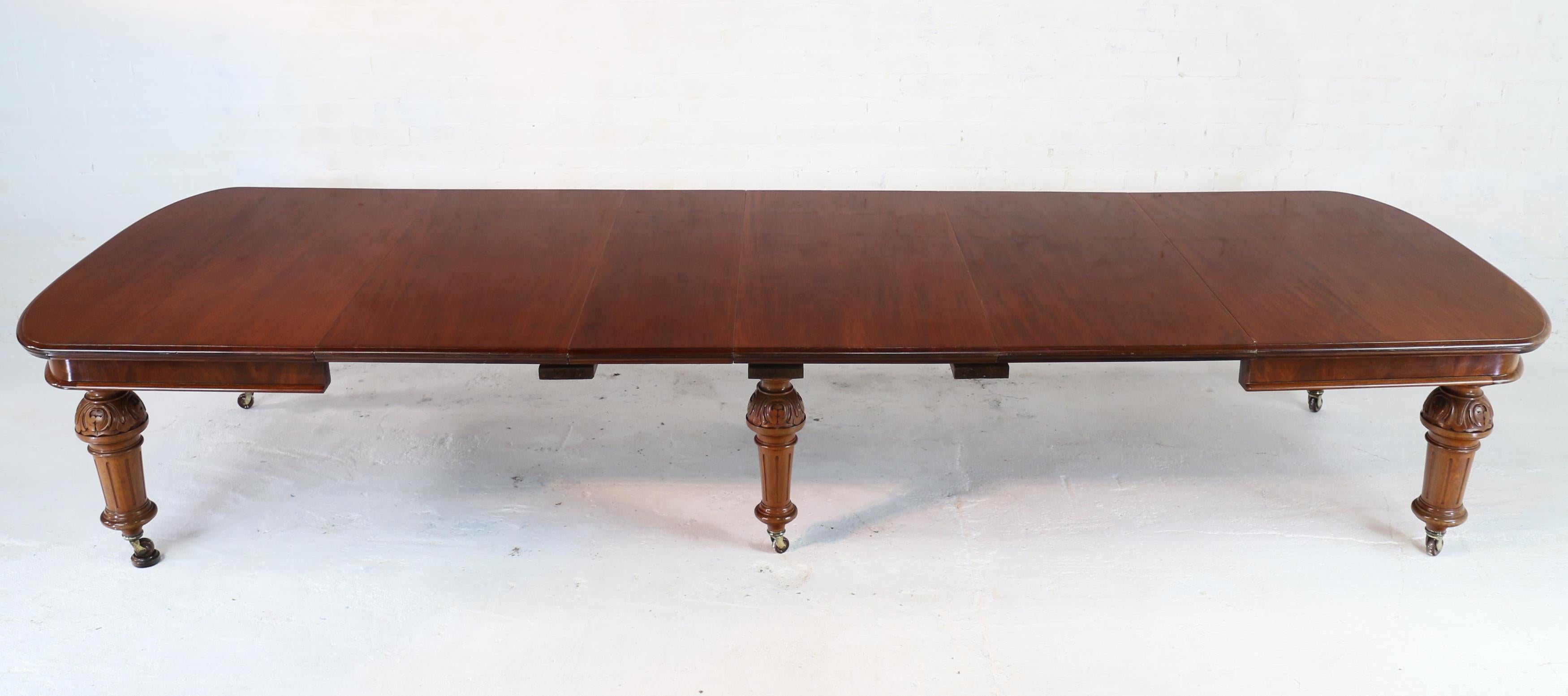 Antique English Victorian Mahogany Extending Dining Table and 4 Leaves, Seats 16 In Good Condition For Sale In Glasgow, GB