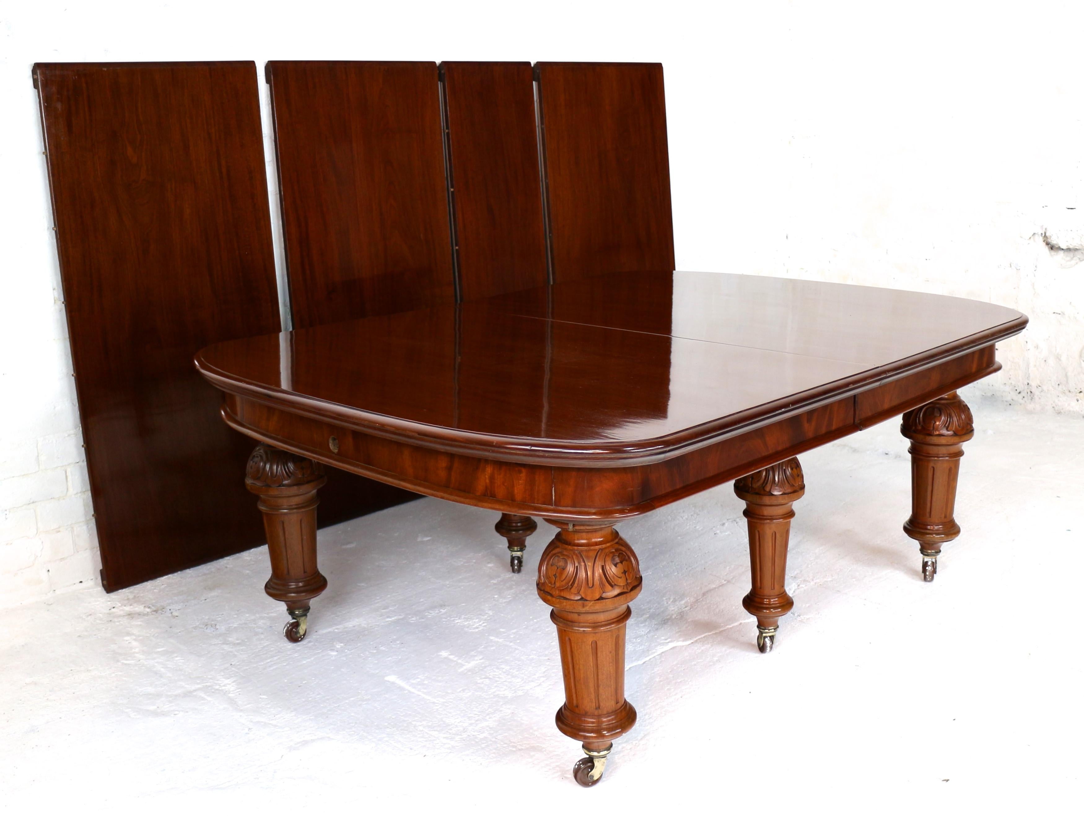 19th Century Antique English Victorian Mahogany Extending Dining Table and 4 Leaves, Seats 16 For Sale