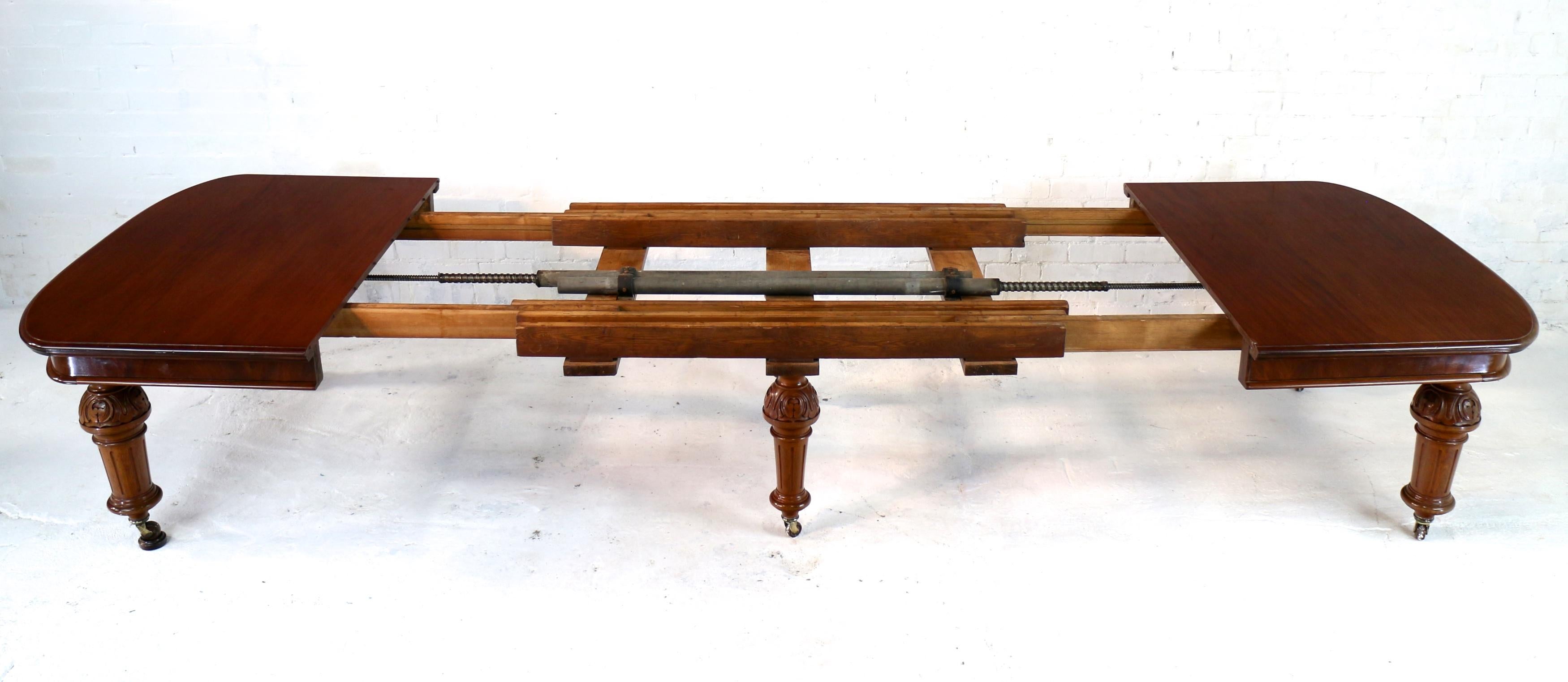 Antique English Victorian Mahogany Extending Dining Table and 4 Leaves, Seats 16 For Sale 1