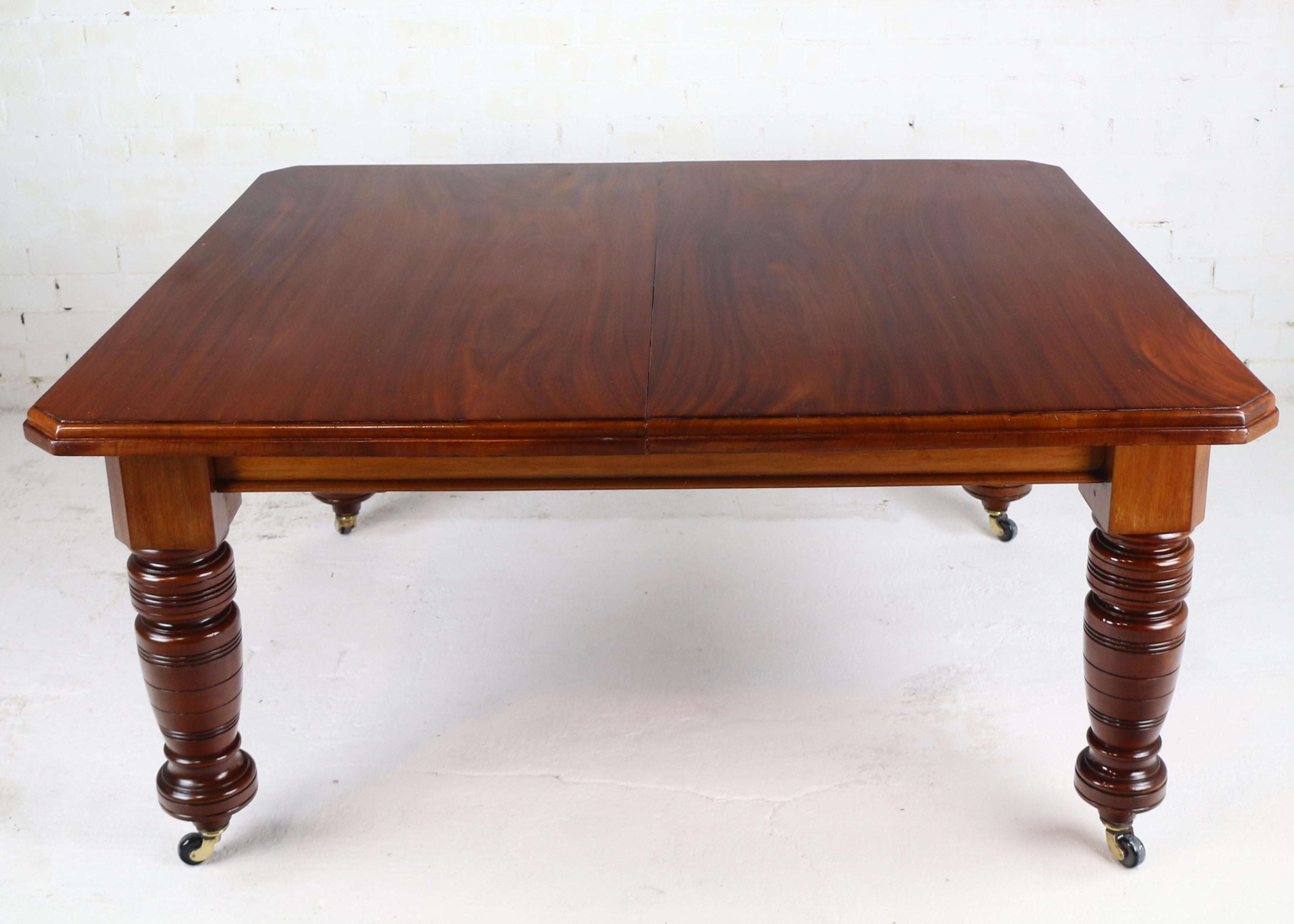 Antique English Victorian Mahogany Extending Dining Table with Three Leaves 5