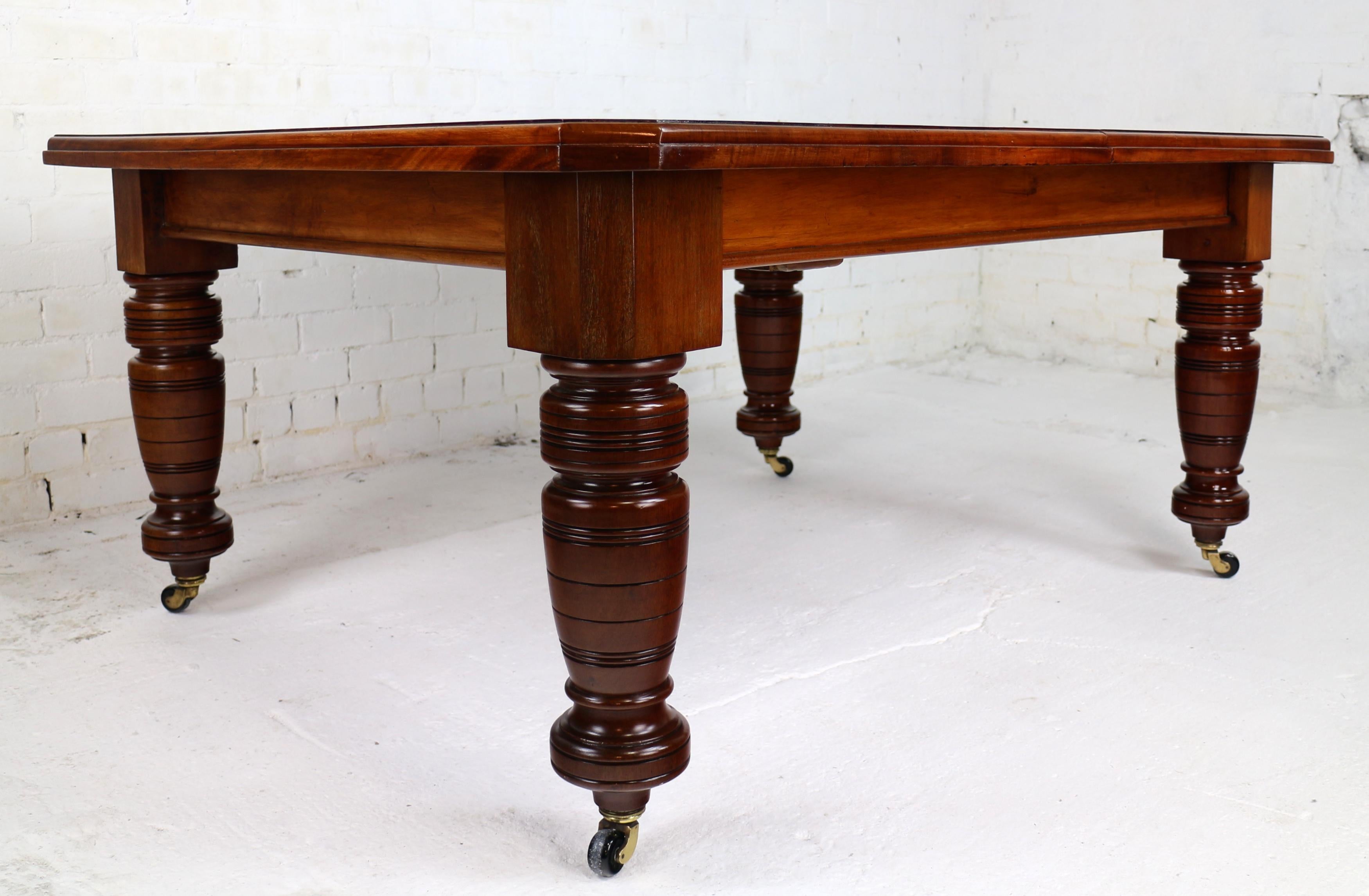 Antique English Victorian Mahogany Extending Dining Table with Three Leaves 7