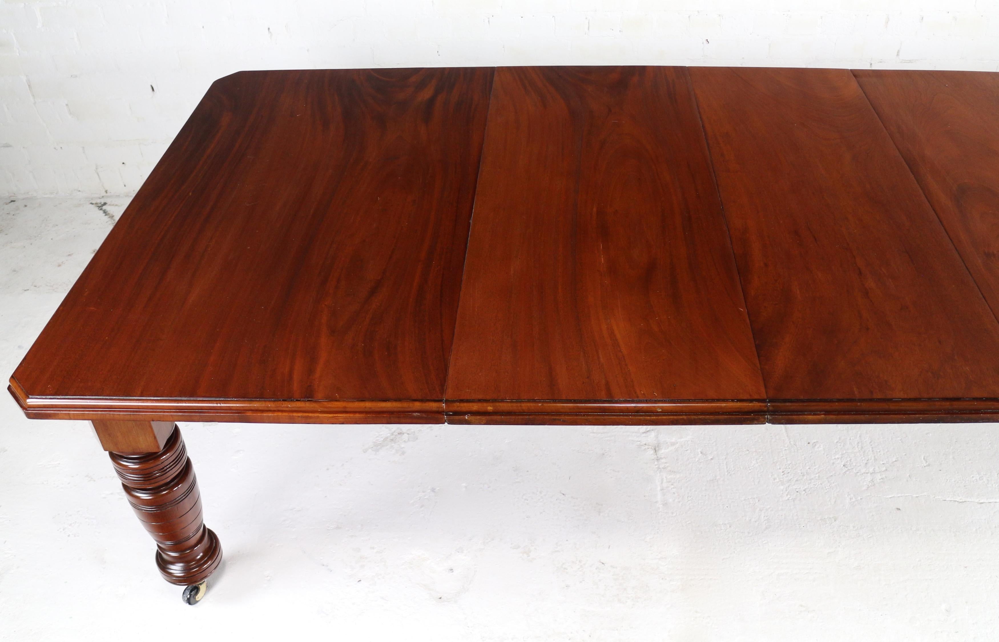Antique English Victorian Mahogany Extending Dining Table with Three Leaves 9