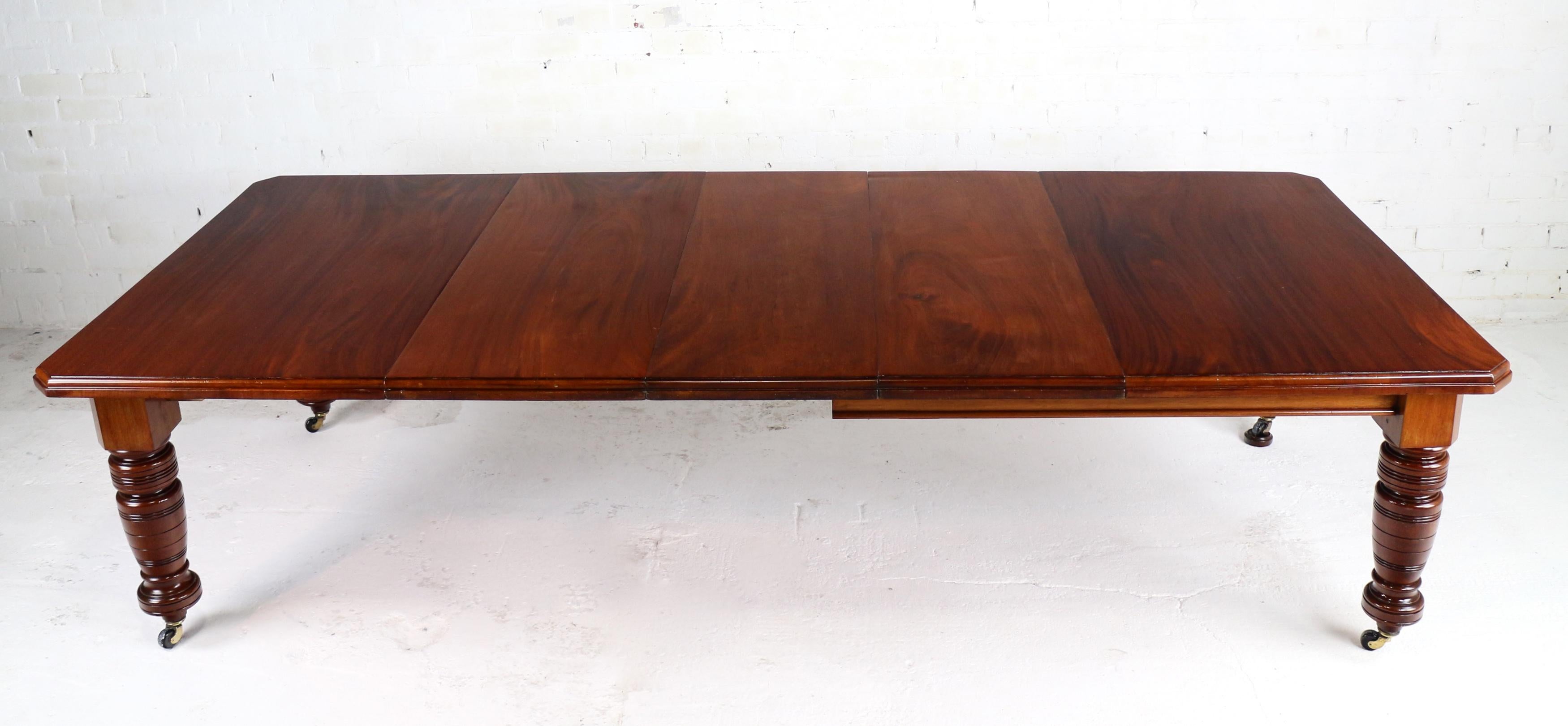Antique English Victorian Mahogany Extending Dining Table with Three Leaves In Good Condition In Glasgow, GB