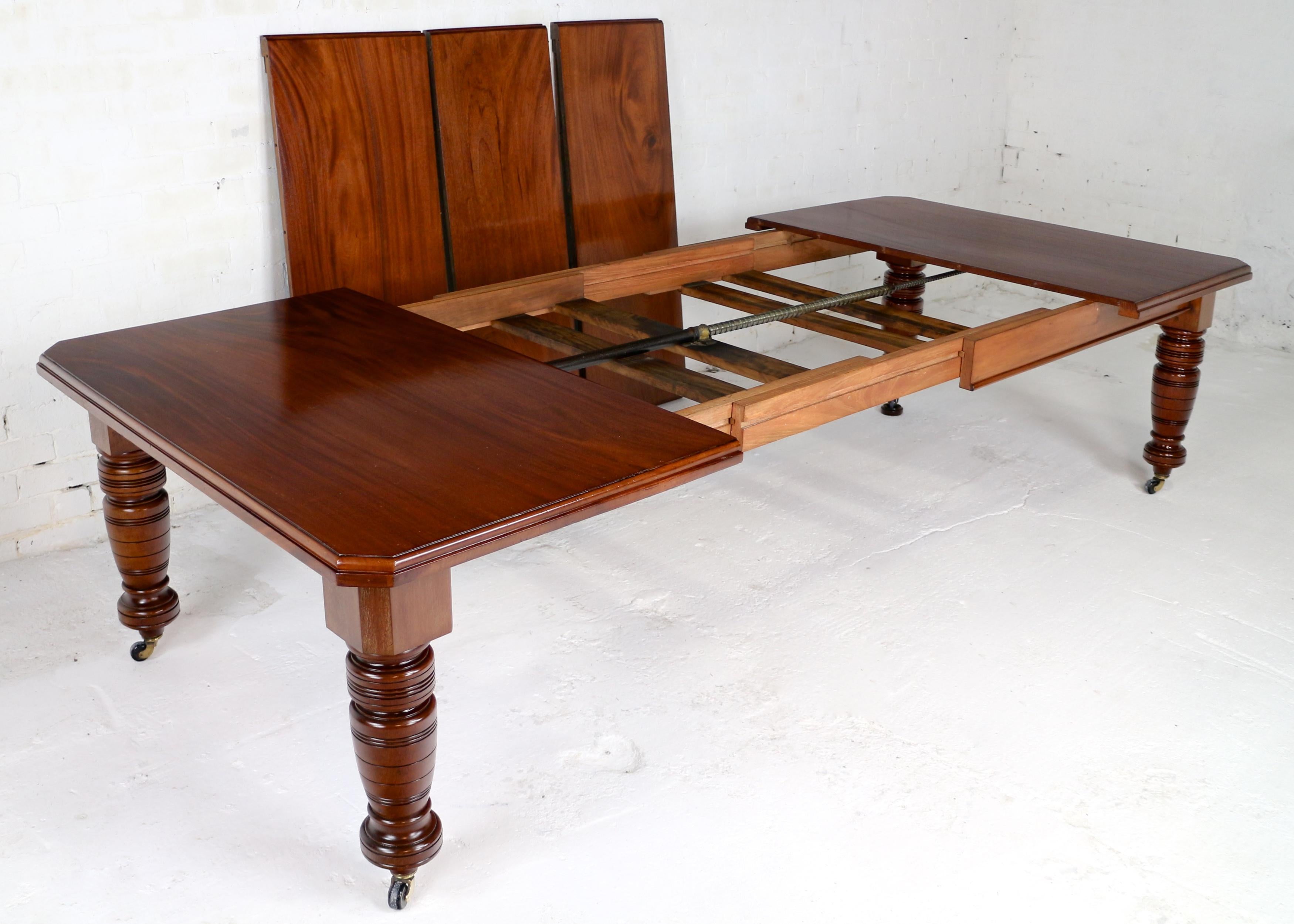 Antique English Victorian Mahogany Extending Dining Table with Three Leaves 2