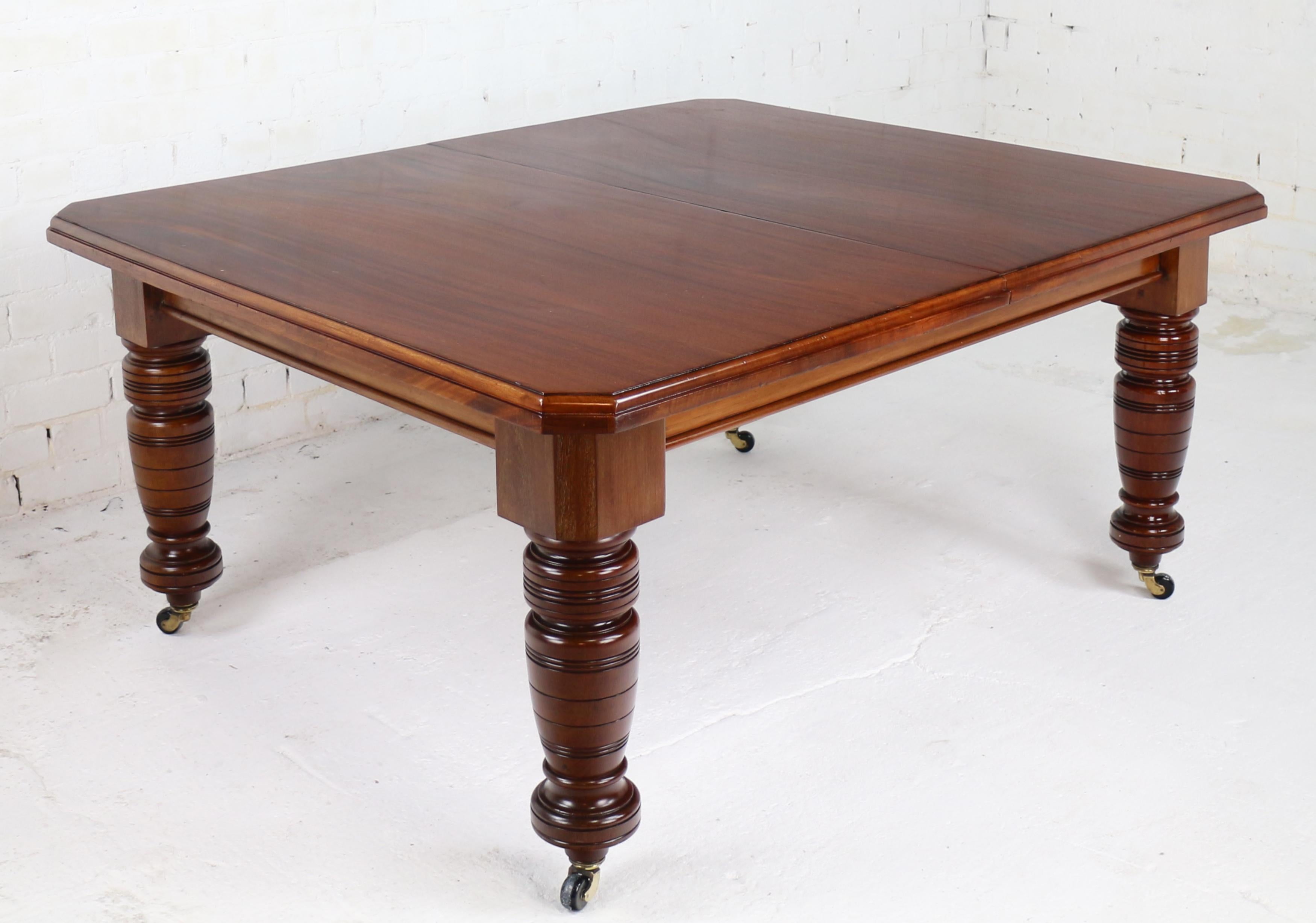 Antique English Victorian Mahogany Extending Dining Table with Three Leaves 4