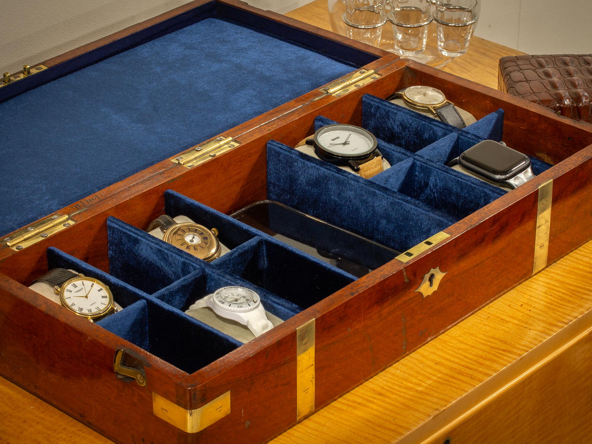 Interior totalmente forrado

De nuestra colección de joyeros, tenemos el placer de ofrecerte este Relojero Antiguo de Caoba. Caja de reloj de esbelta forma rectangular hecha de caoba maciza con flejes de latón que decoran el exterior, con una placa