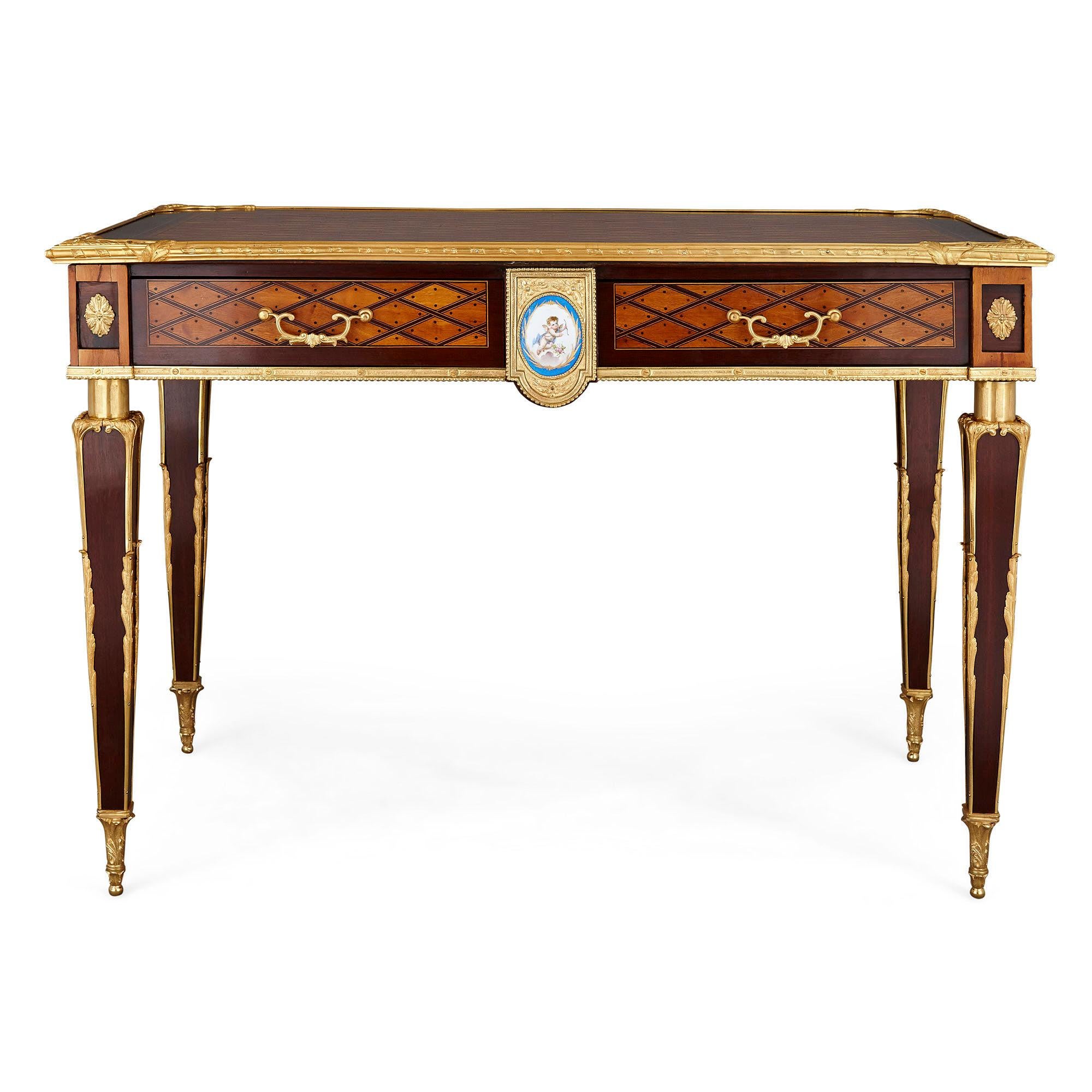 Ancien bureau anglais victorien en marqueterie de Donald Ross
A.I.C., c. 1890
Mesures : Hauteur 75cm, largeur 108cm, profondeur 64cm

Ce superbe bureau en acajou de Donald Ross présente une marqueterie de bois satiné et de bois de rose en forme