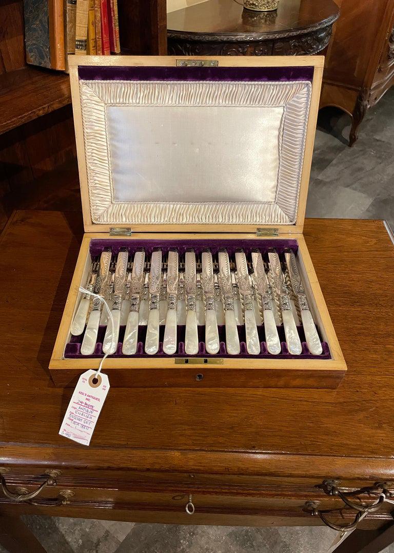 Antiguo juego de postre inglés victoriano de nácar de 24 piezas en estuche, ca. 1880 en venta 2