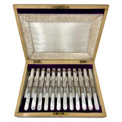 Antico set da dessert inglese vittoriano in madreperla con 24 pezzi e astuccio, 1880 ca. 1880