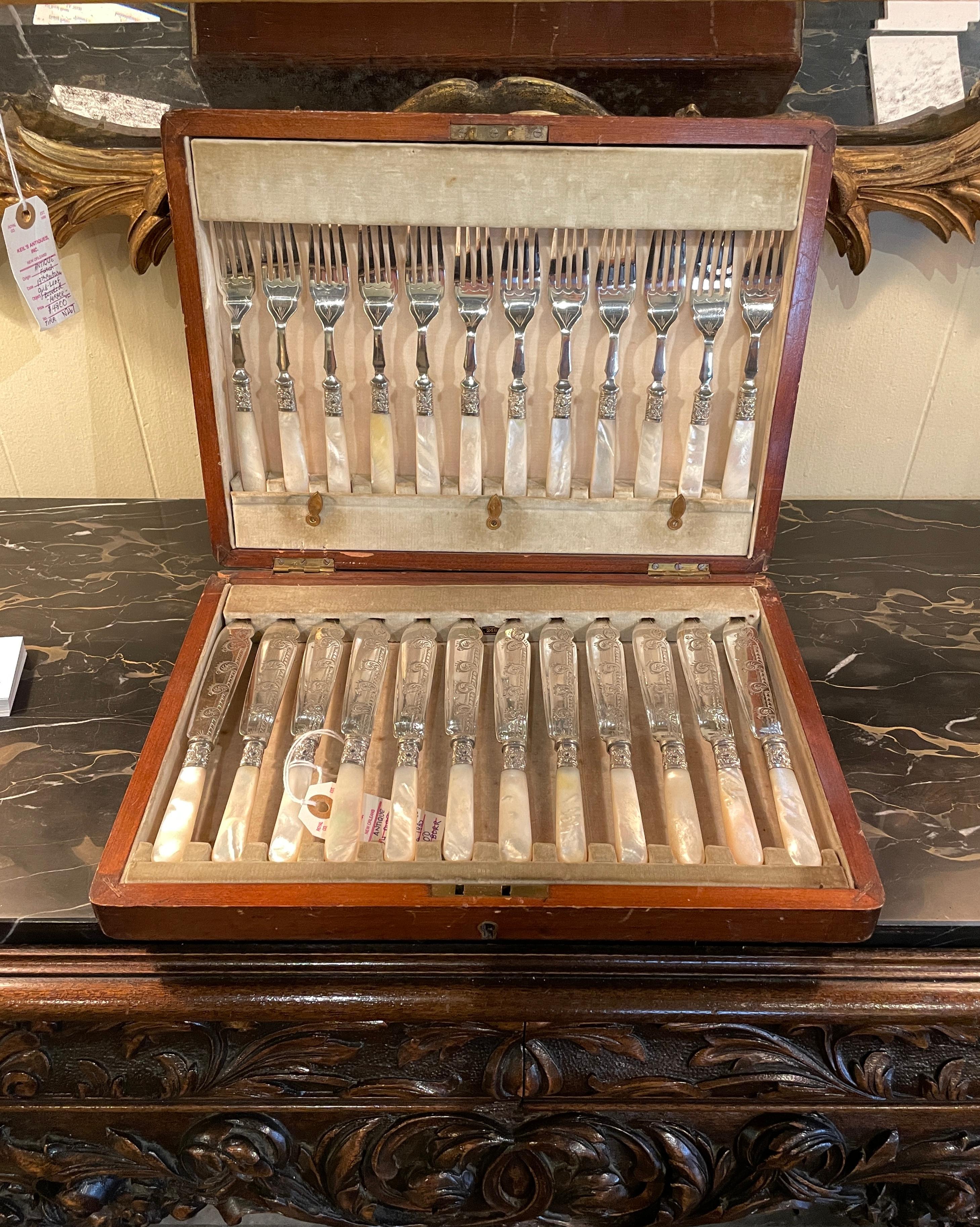 Antique English Victorian Mother of Pearl 24 Piece Fish Set in Case, Circa 1880 For Sale 4