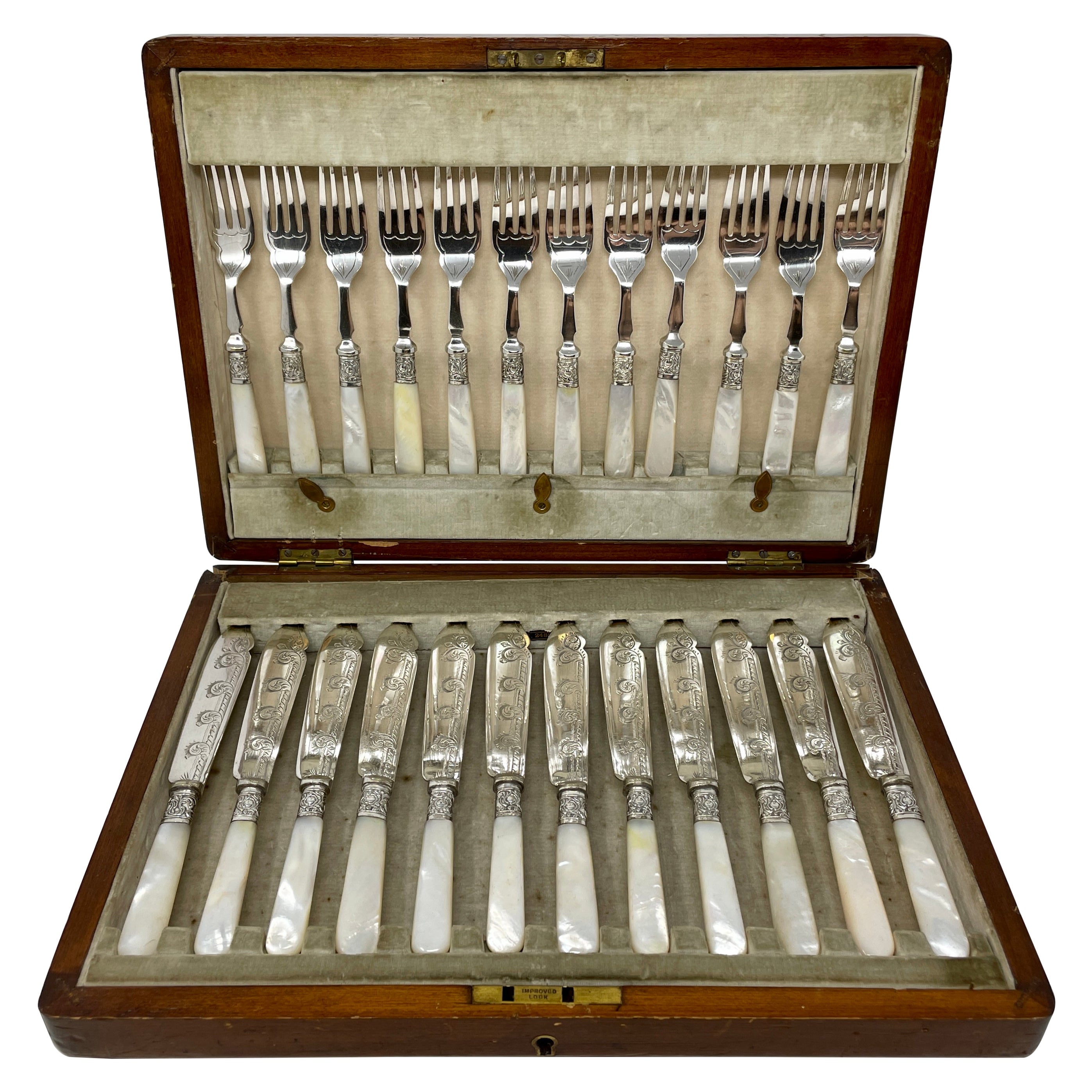 Antico set da pesca inglese vittoriano in madreperla con 24 pezzi e astuccio, circa 1880
