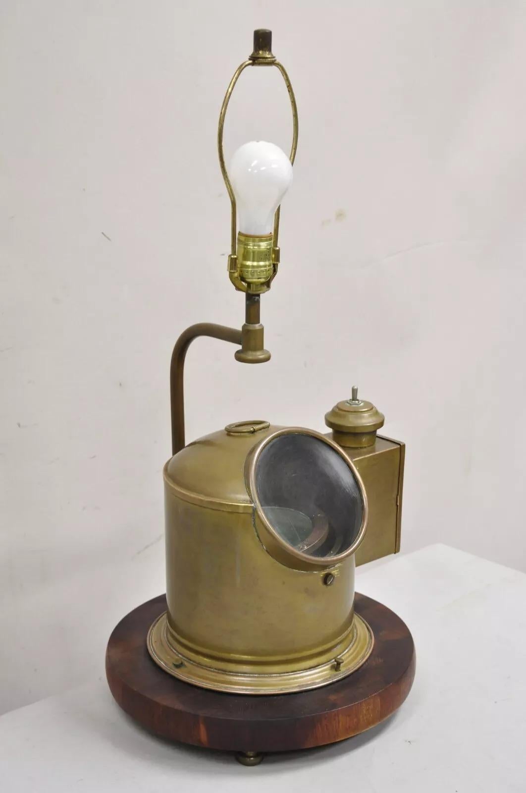 Ancienne lampe de table anglaise victorienne en laiton nautique avec bobine de bobine de bateau en vente 5