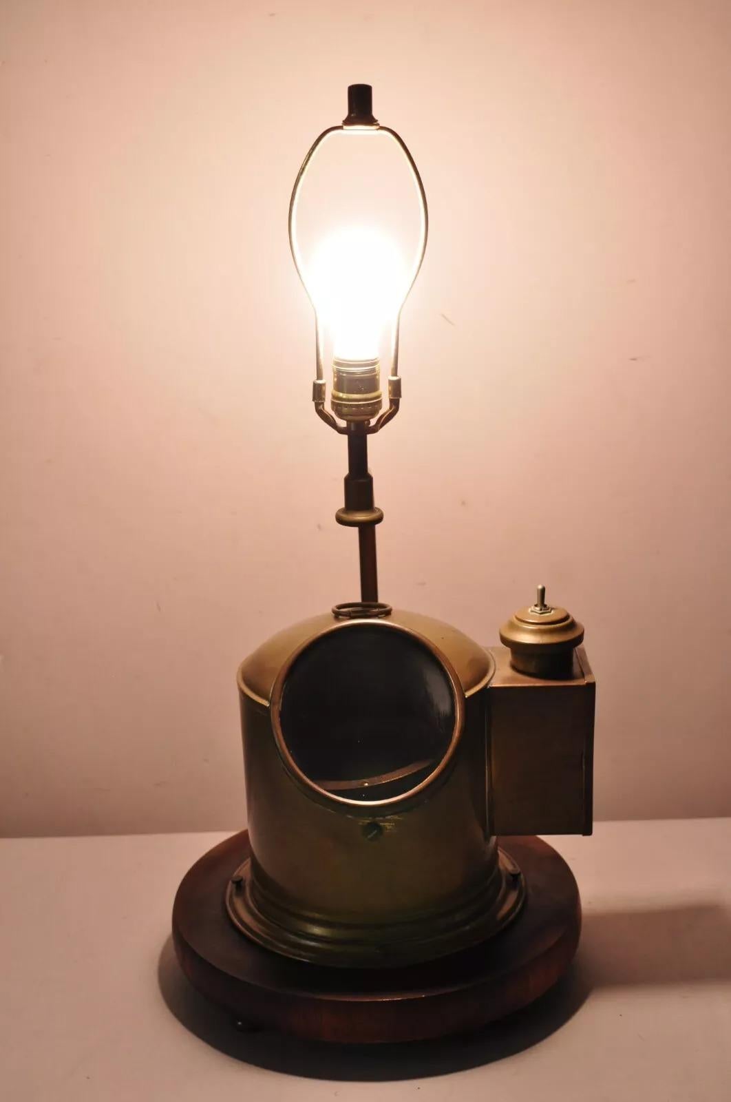 Victorien Ancienne lampe de table anglaise victorienne en laiton nautique avec bobine de bobine de bateau en vente