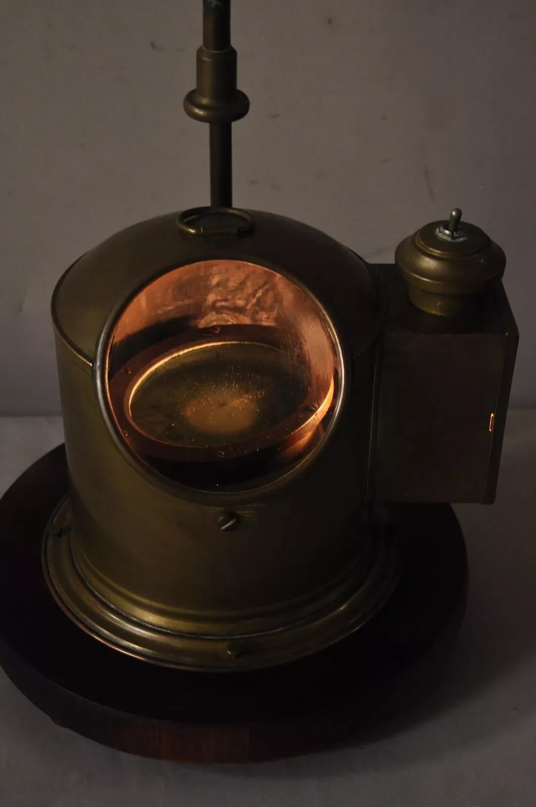 Ancienne lampe de table anglaise victorienne en laiton nautique avec bobine de bobine de bateau Bon état - En vente à Philadelphia, PA