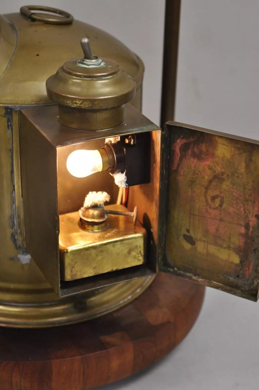 20ième siècle Ancienne lampe de table anglaise victorienne en laiton nautique avec bobine de bobine de bateau en vente